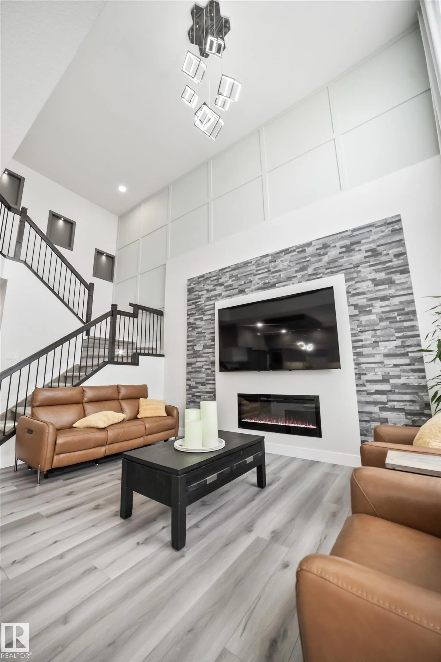 447 ROBERTS Crescent