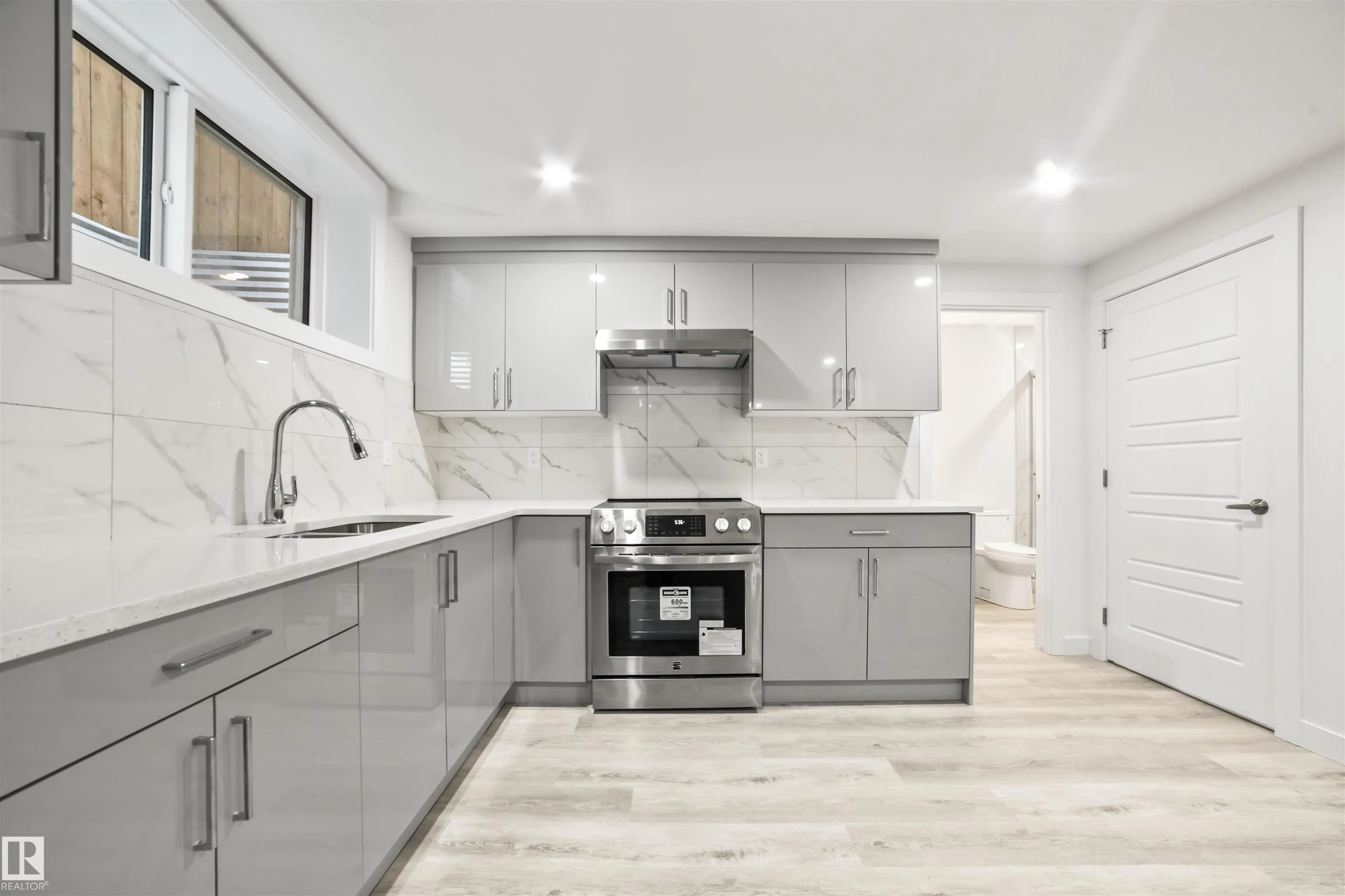 447 ROBERTS Crescent