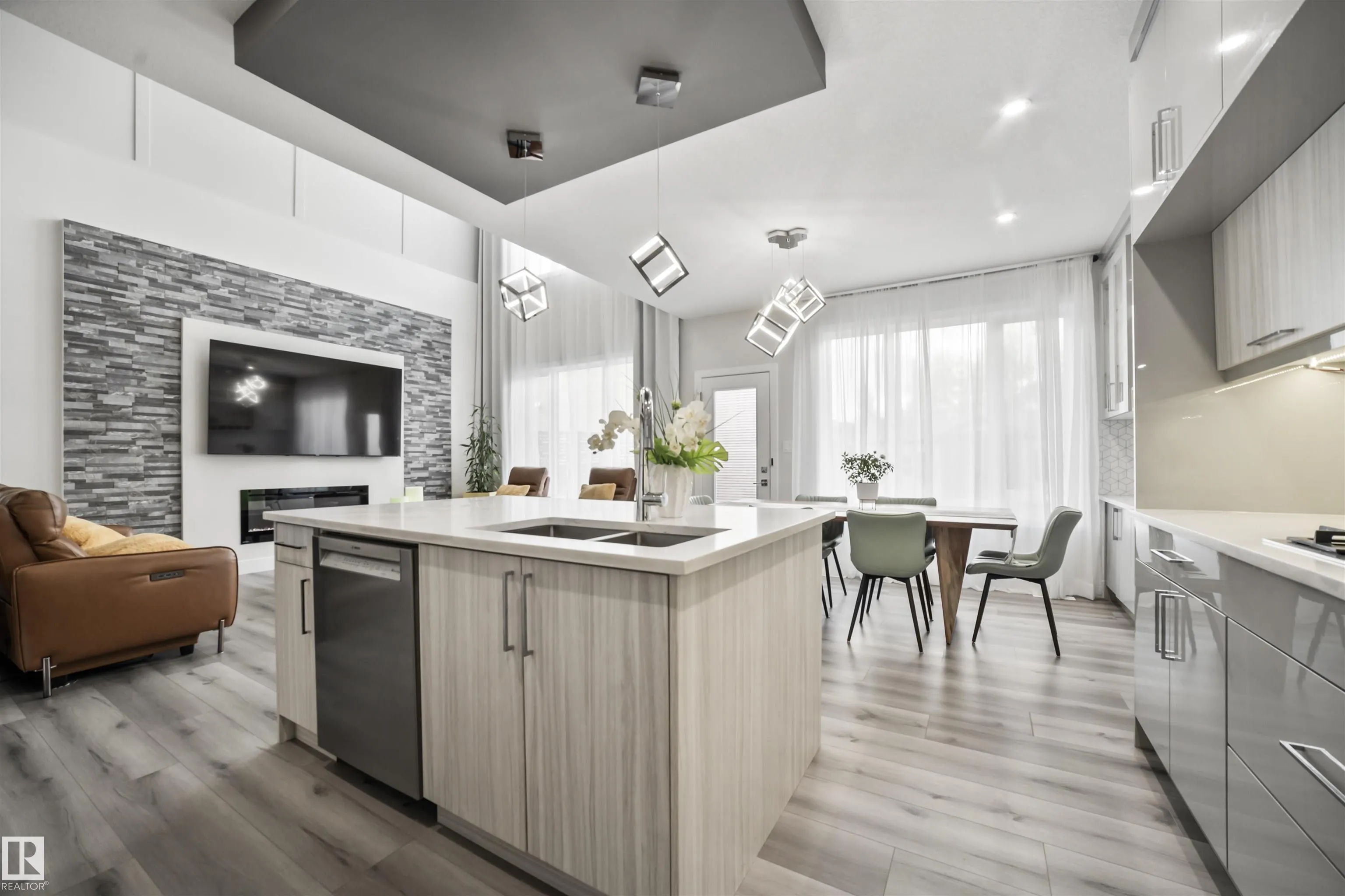 447 ROBERTS Crescent
