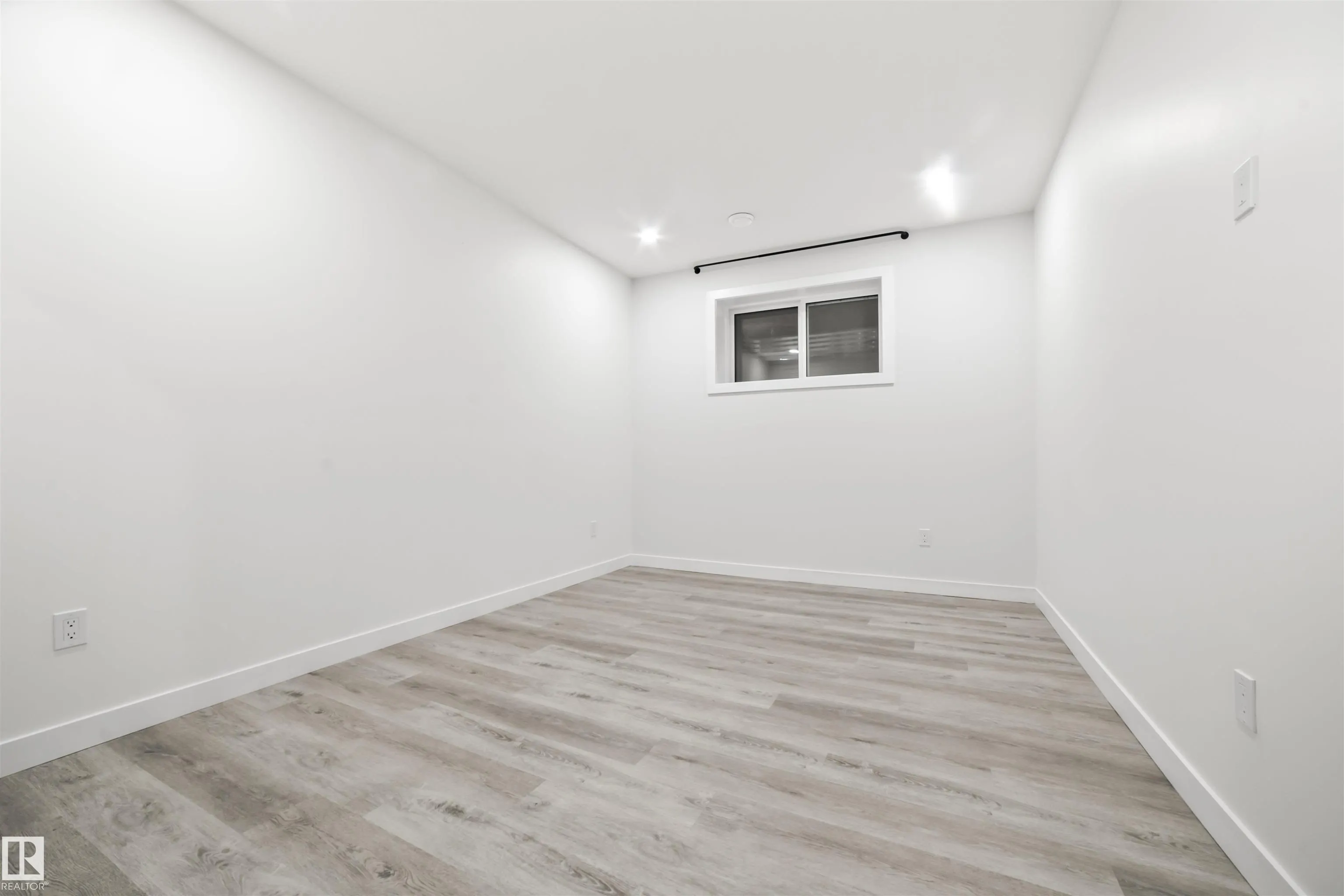 447 ROBERTS Crescent