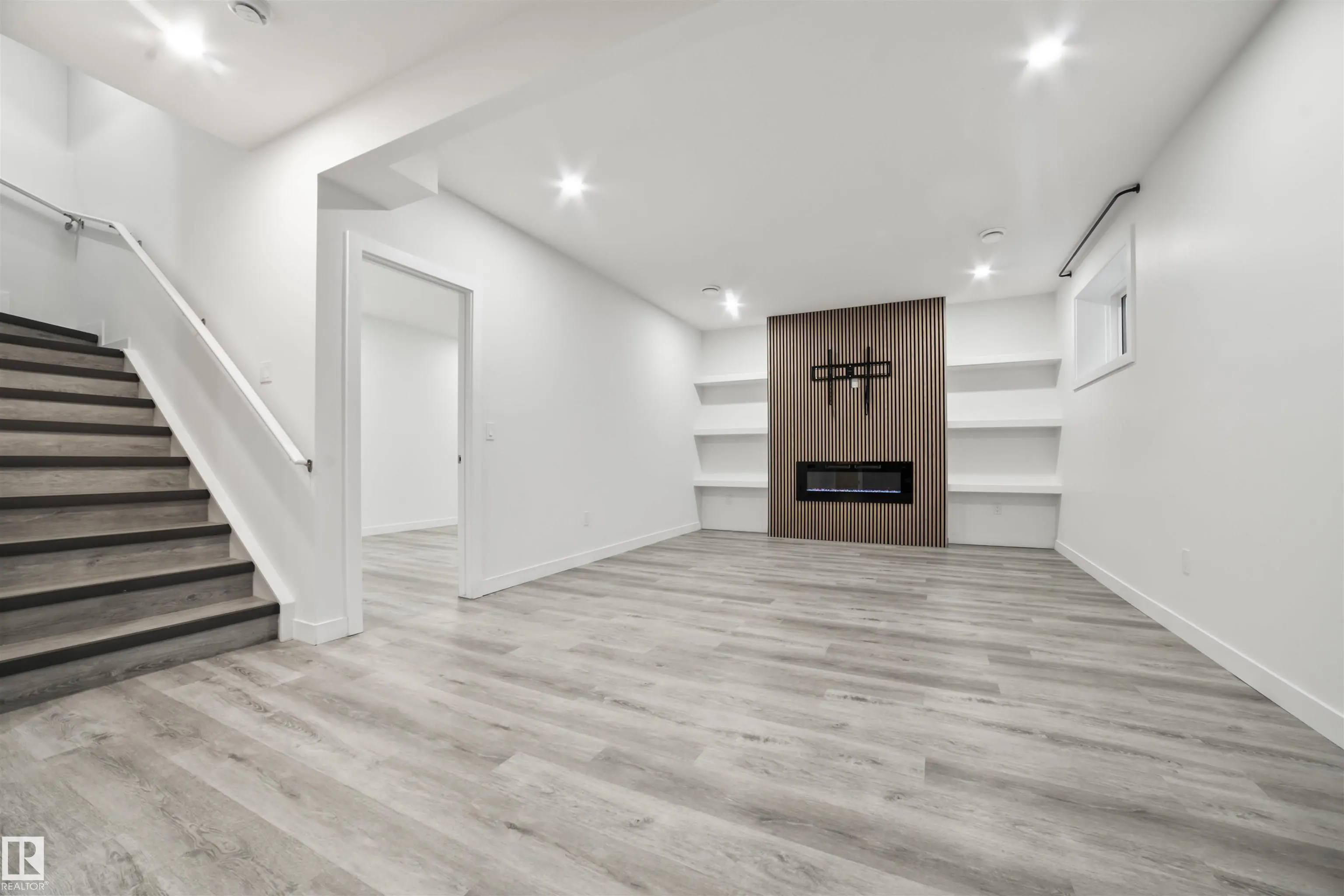 447 ROBERTS Crescent