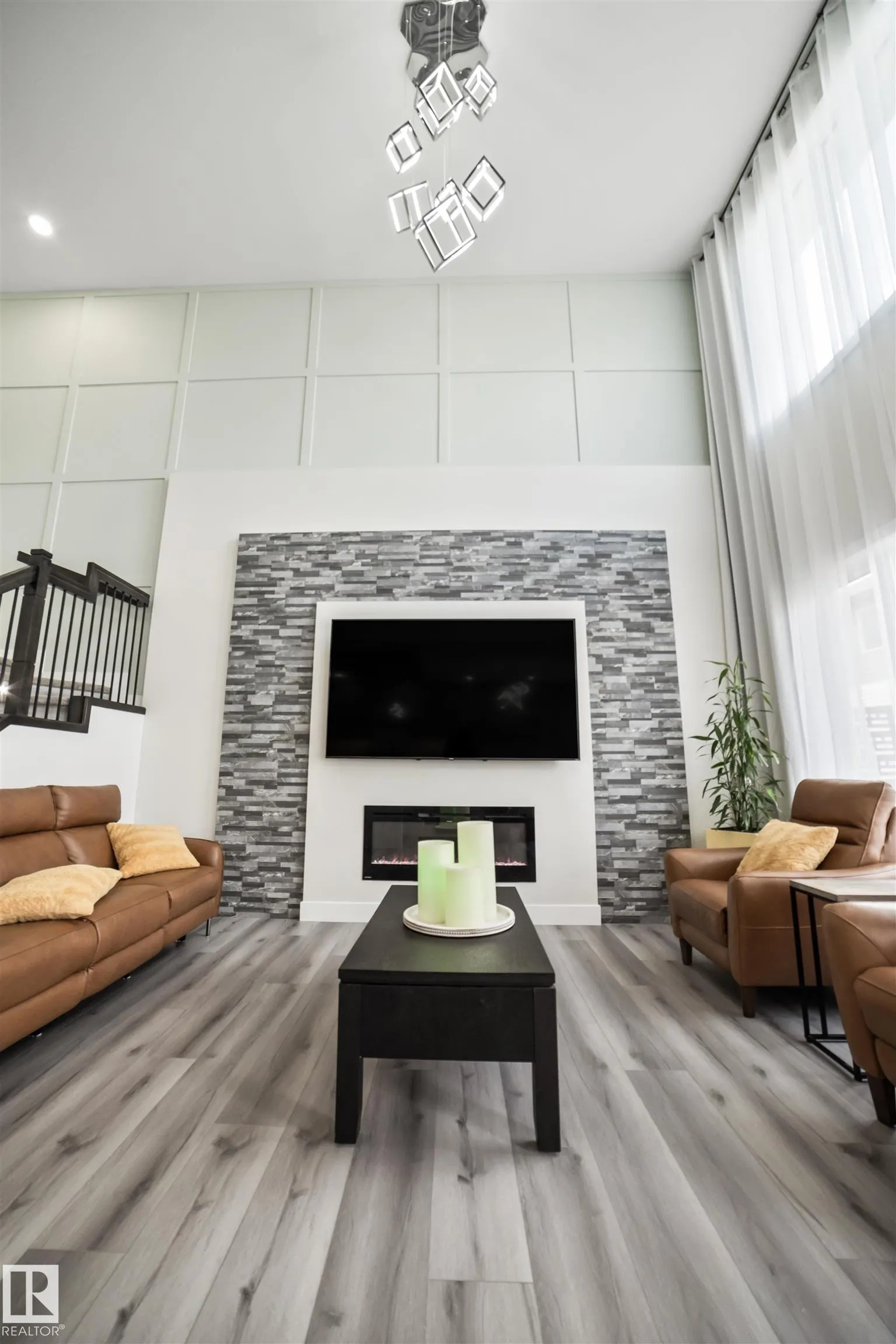 447 ROBERTS Crescent