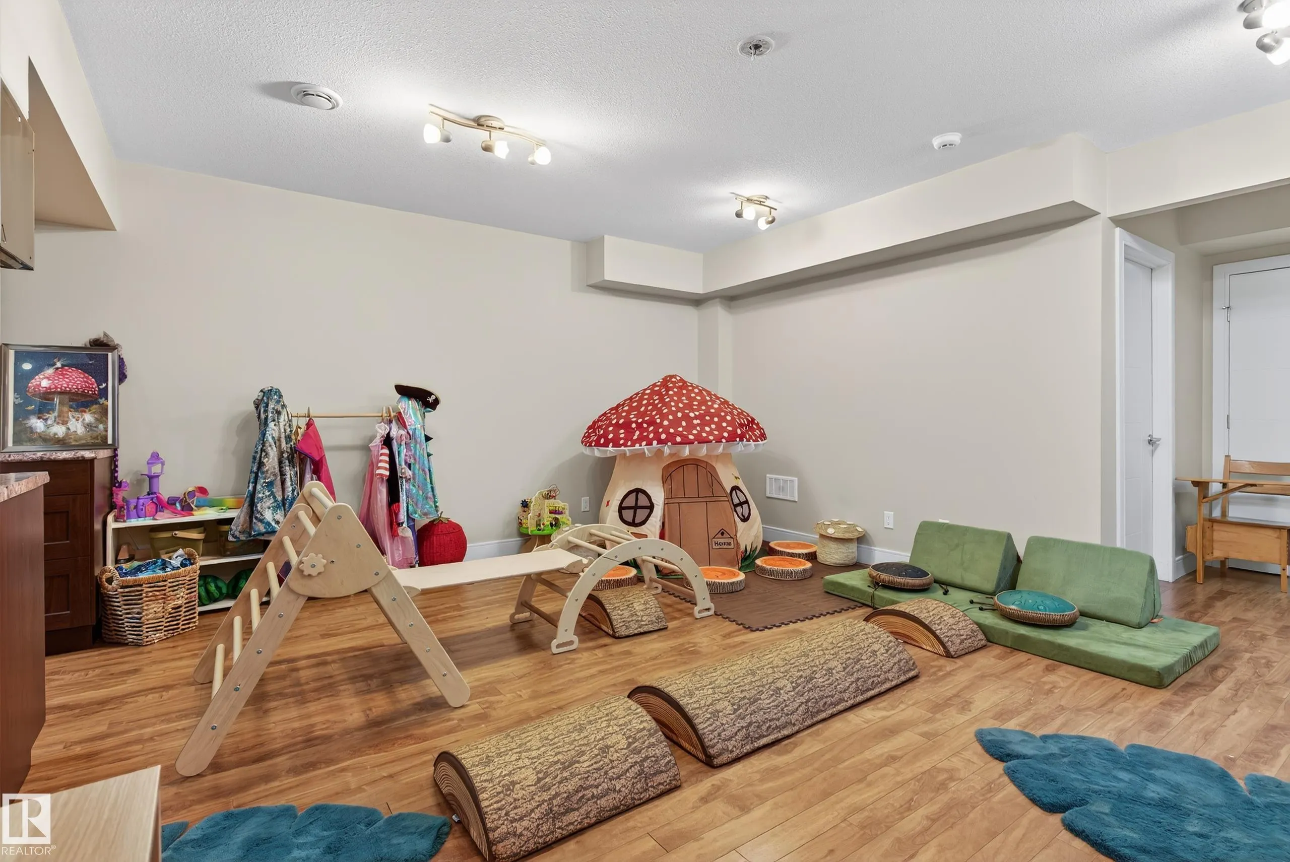 756 DECOTEAU Way