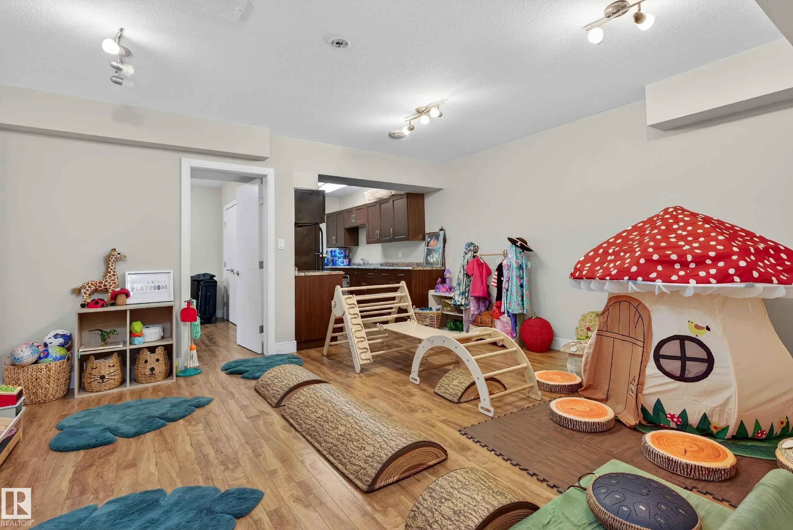 756 DECOTEAU Way