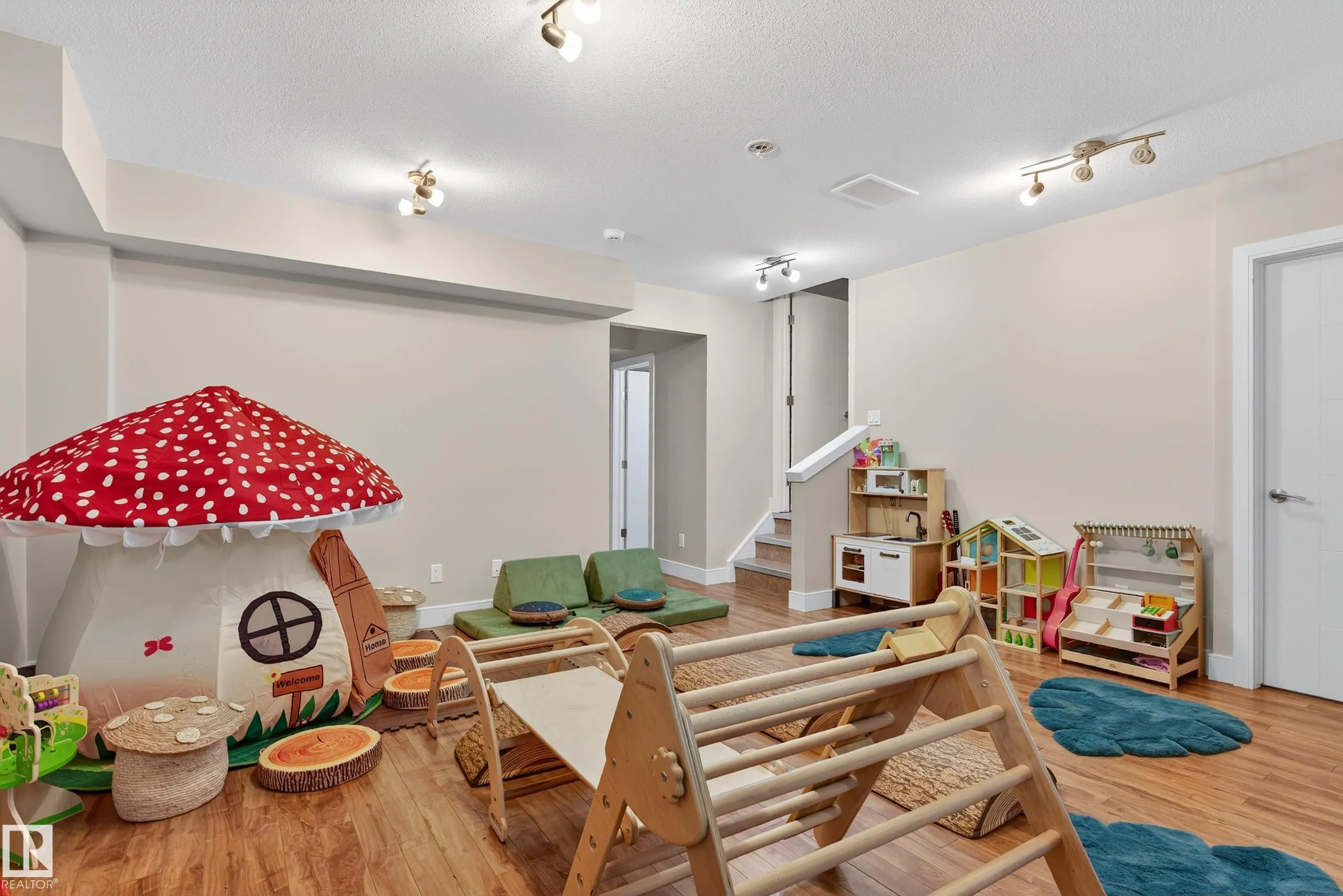 756 DECOTEAU Way