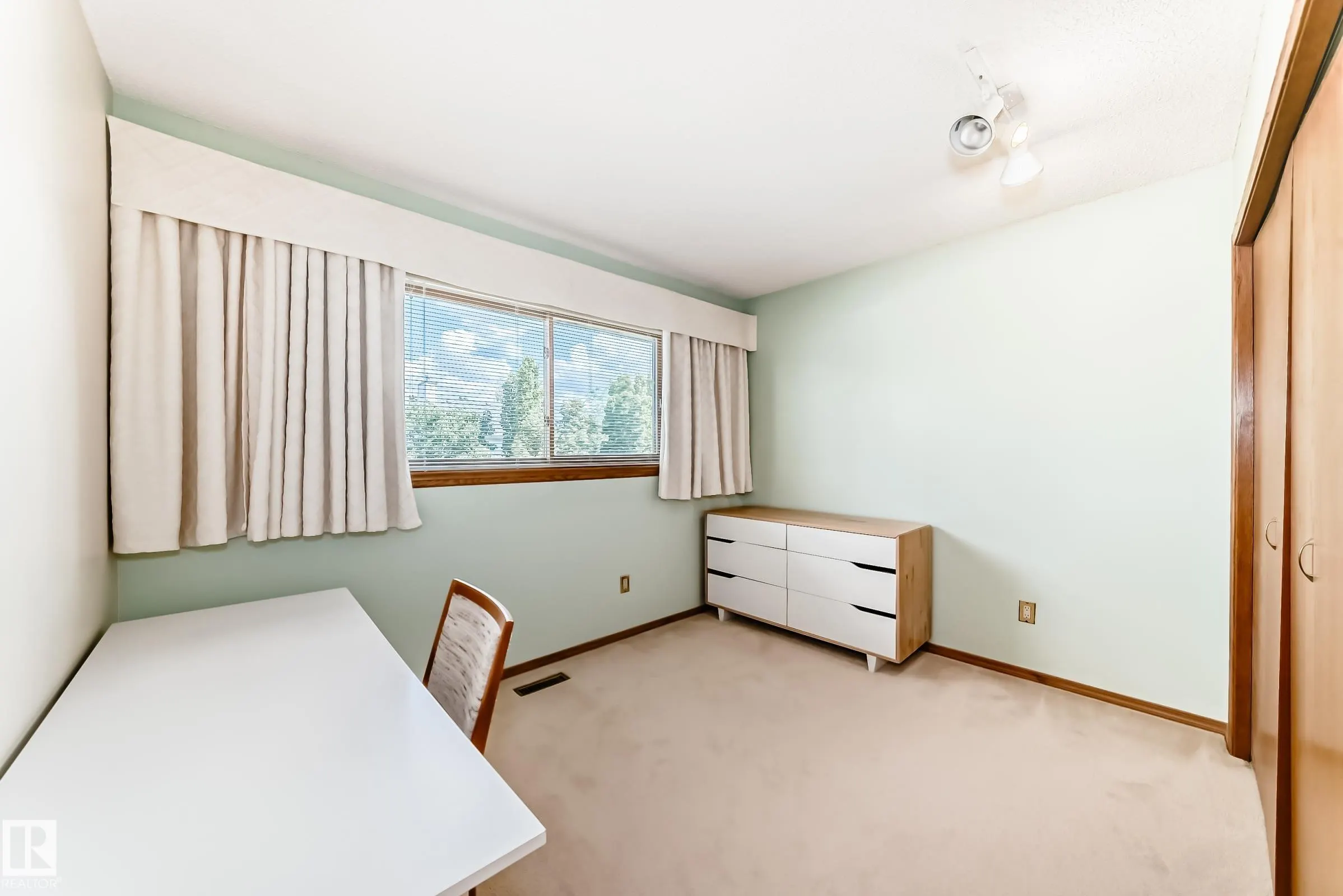 10 DUFFERIN Street