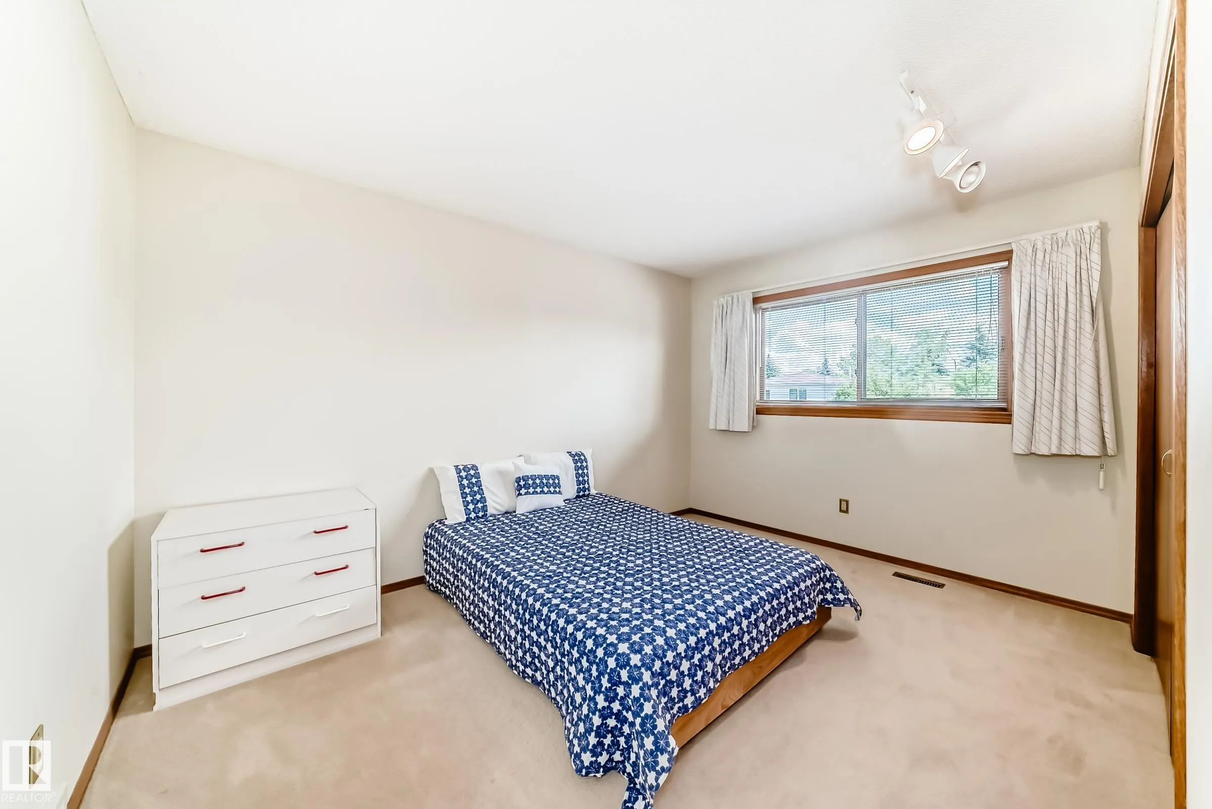 10 DUFFERIN Street