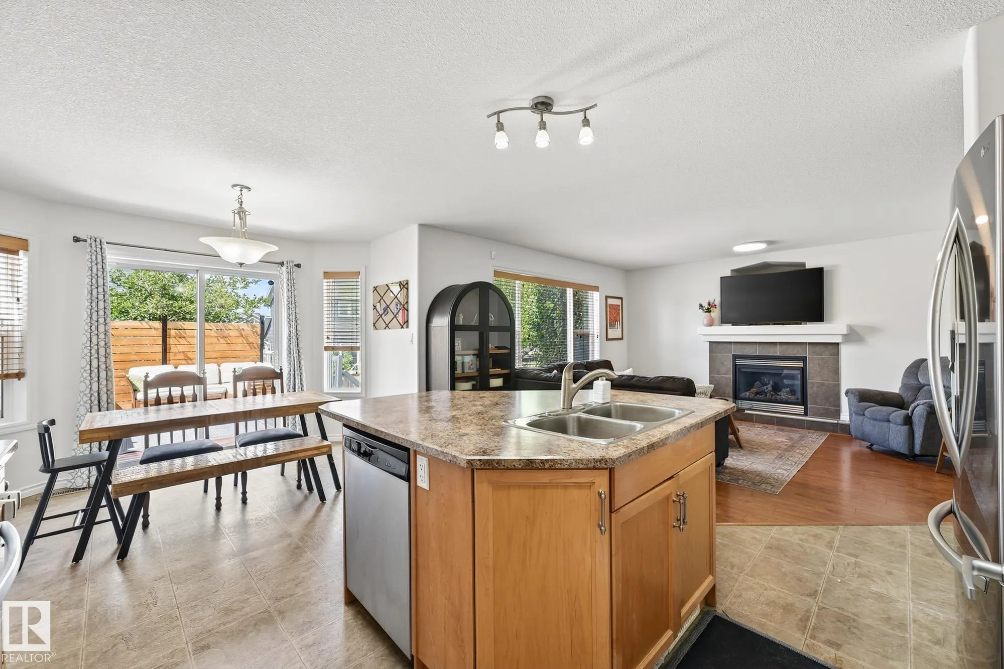 371 ASCOTT Crescent