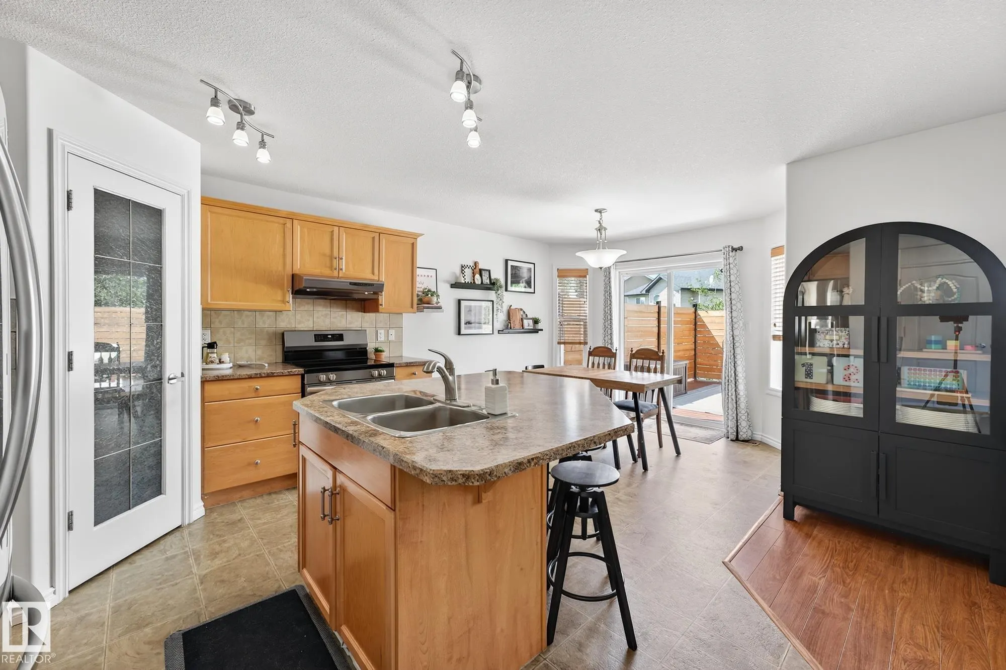 371 ASCOTT Crescent