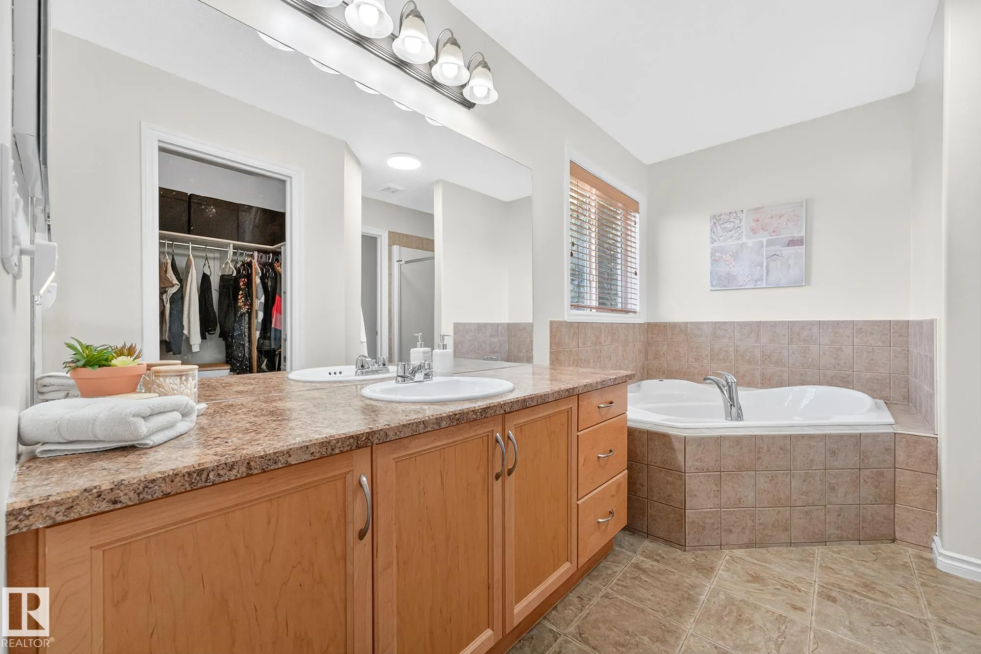 371 ASCOTT Crescent