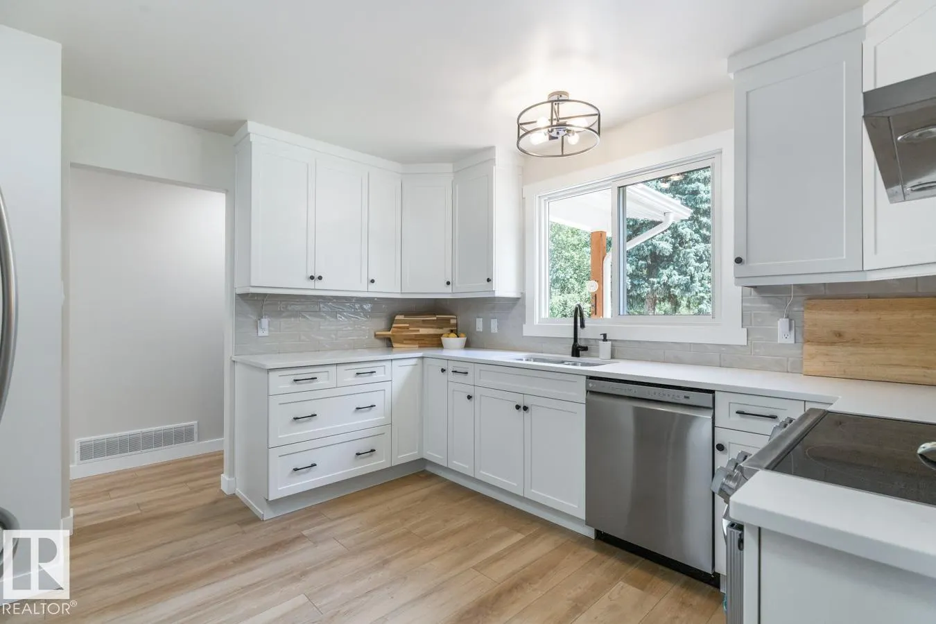 57 GARNET Crescent