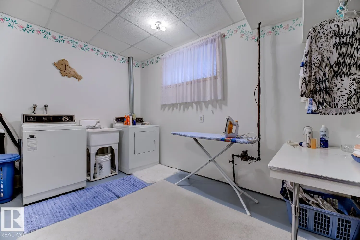 269 HAWKVIEW Crest