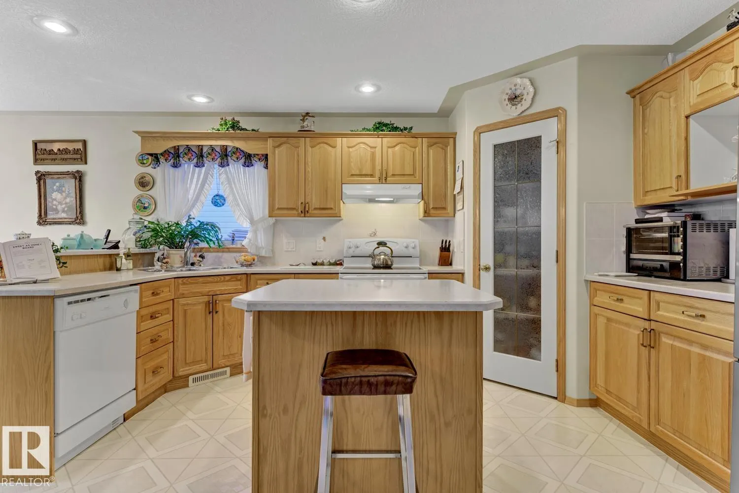 269 HAWKVIEW Crest