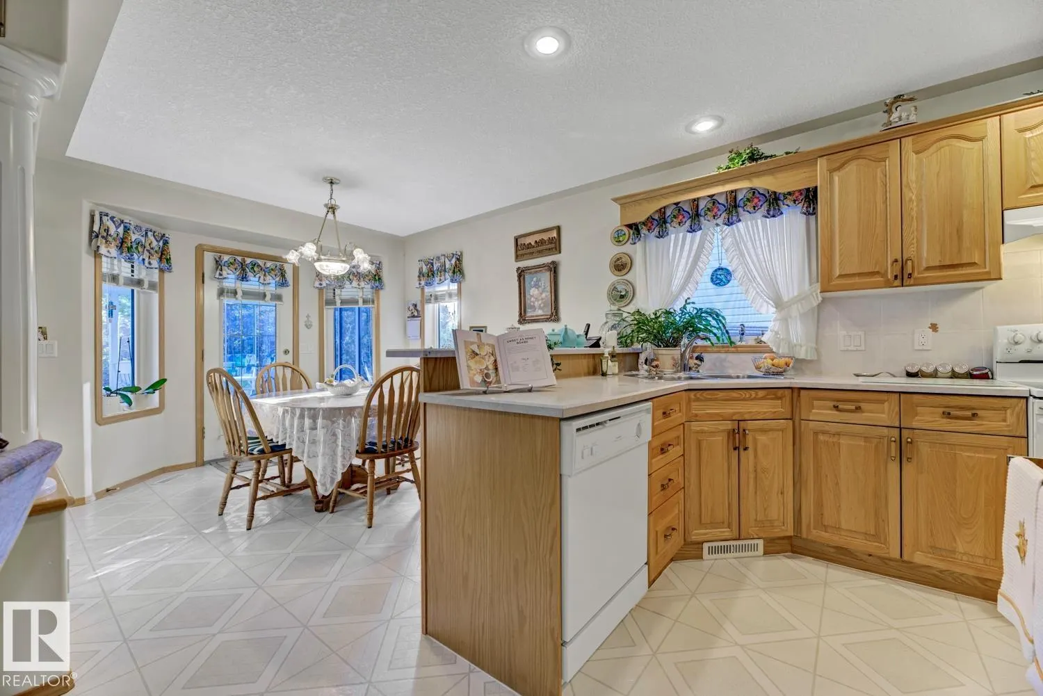 269 HAWKVIEW Crest