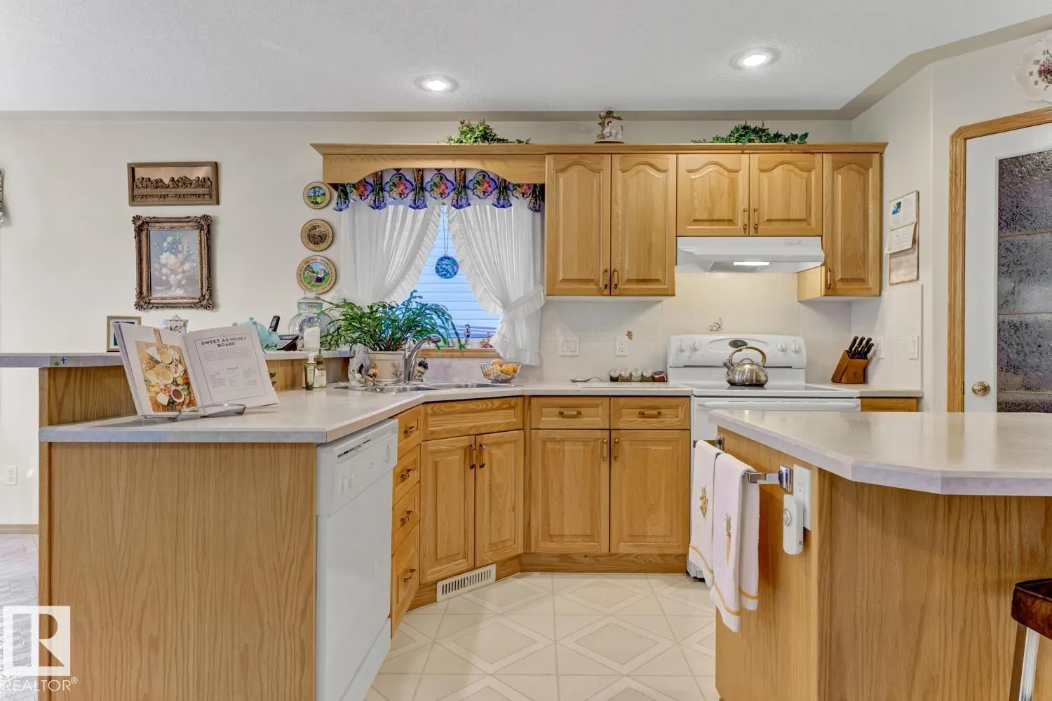 269 HAWKVIEW Crest