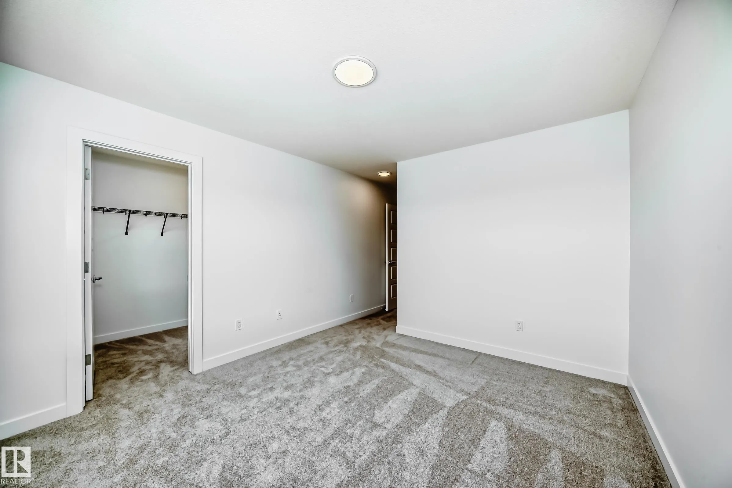 633 KINGLET Boulevard