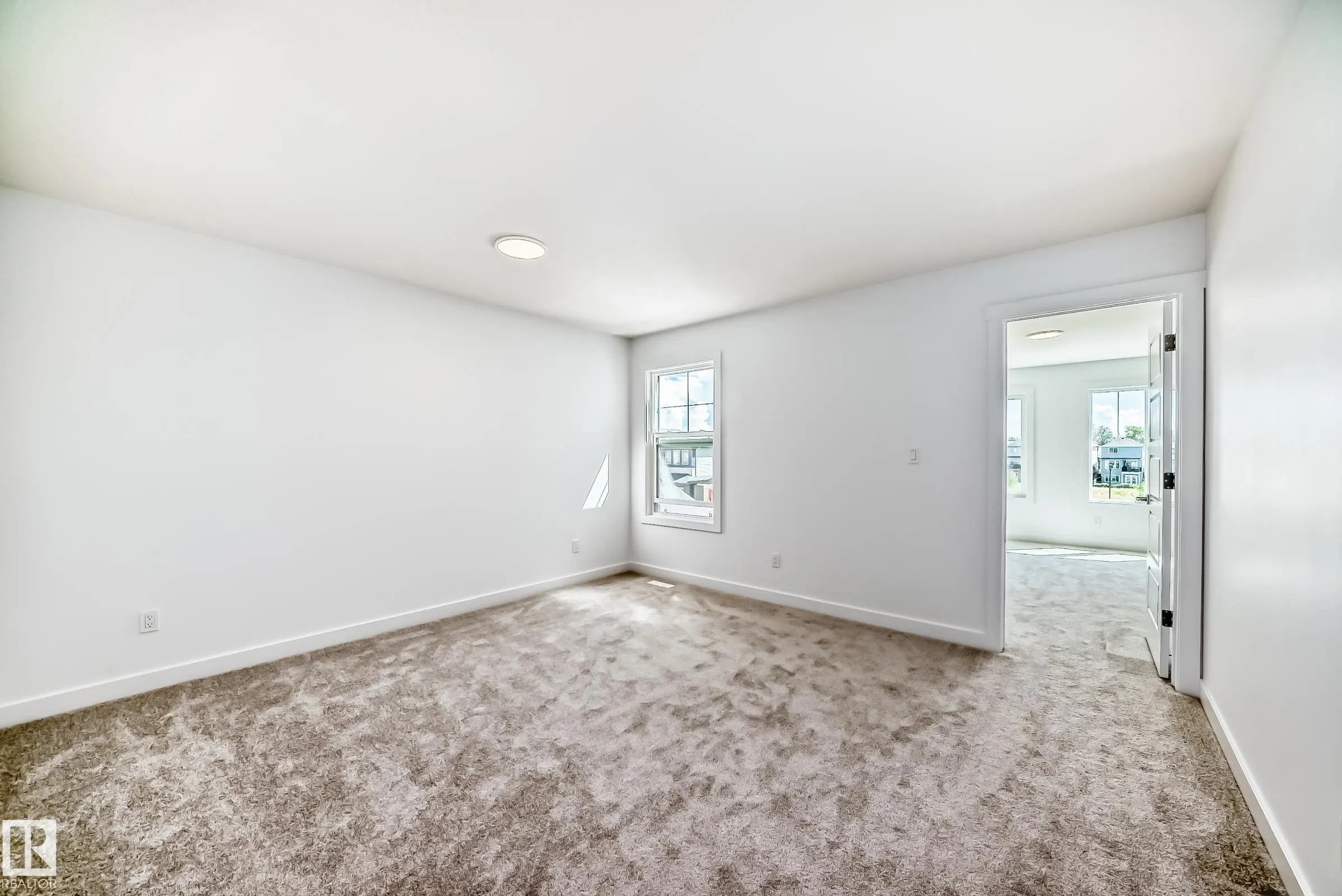 631 KINGLET Boulevard