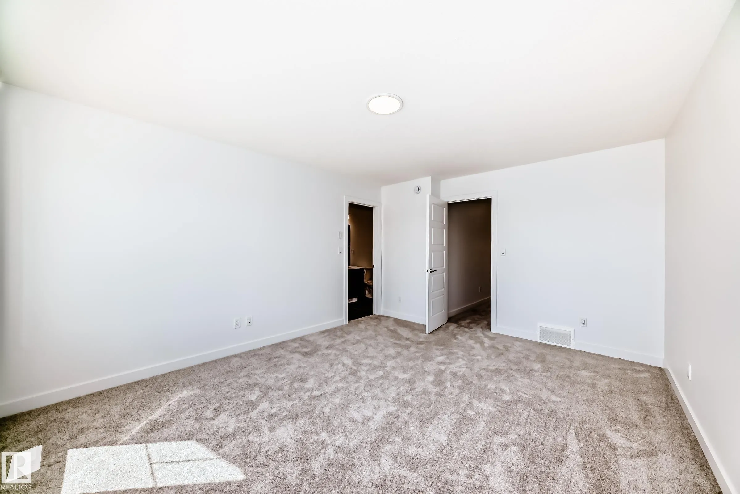631 KINGLET Boulevard