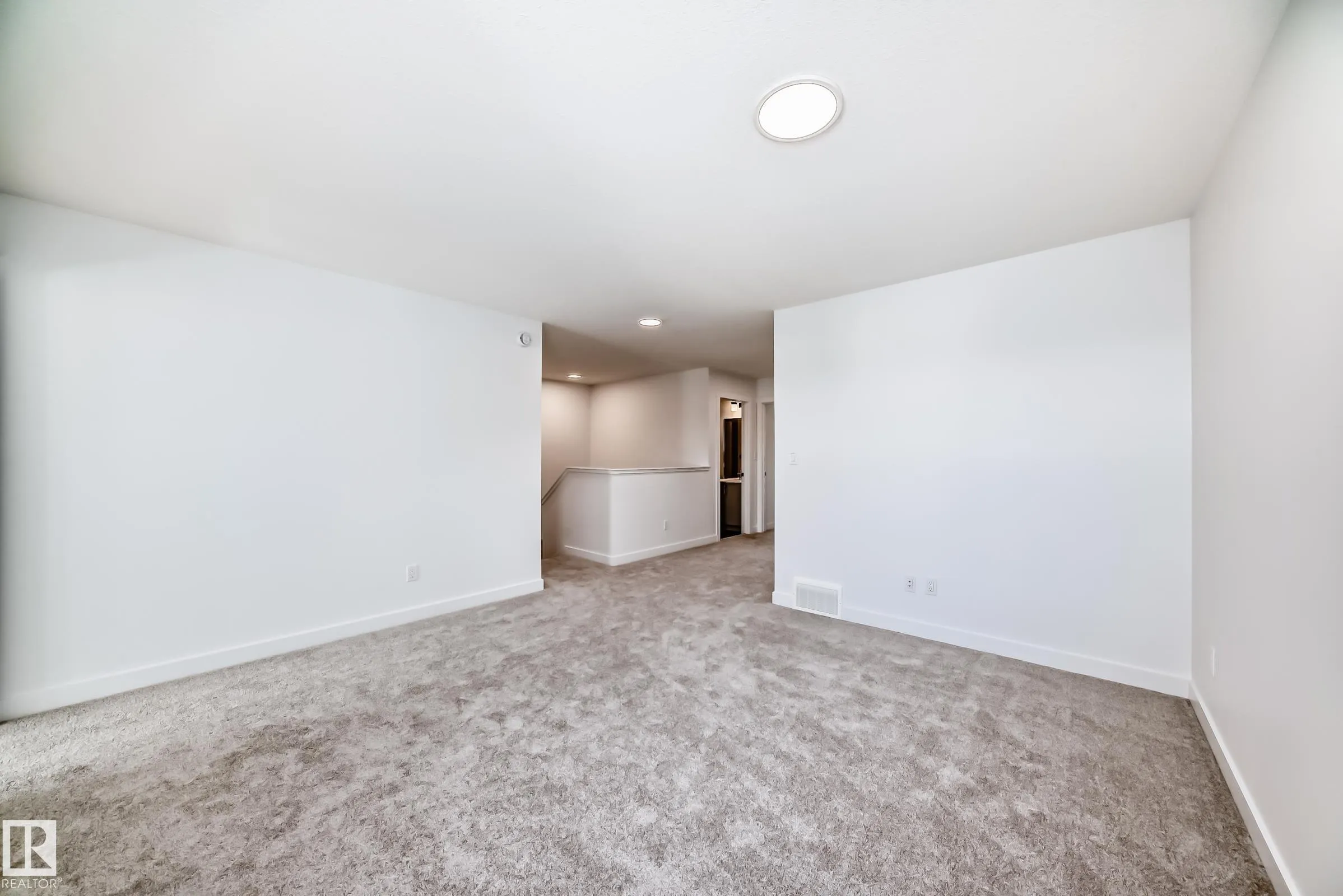 631 KINGLET Boulevard