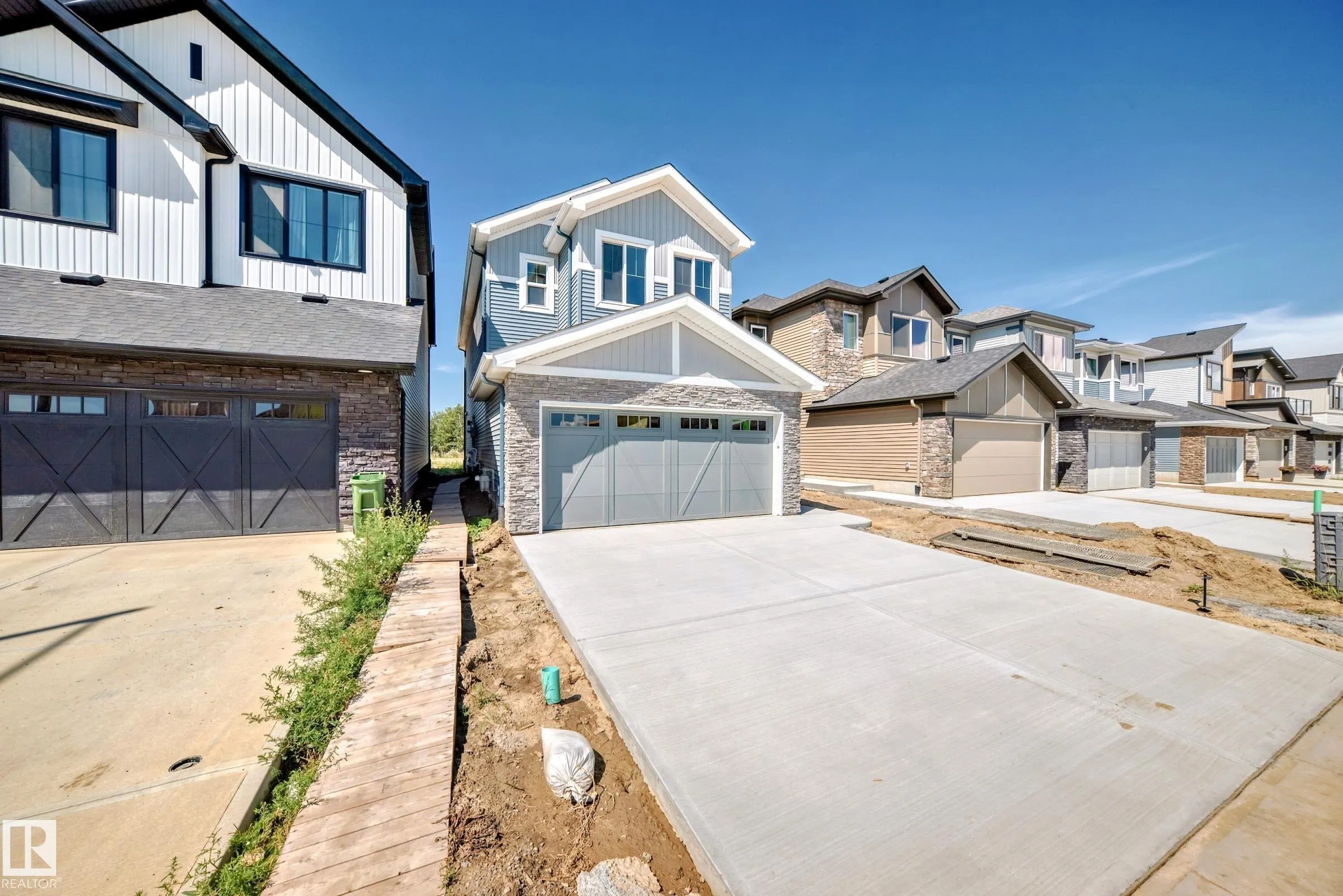 631 KINGLET Boulevard