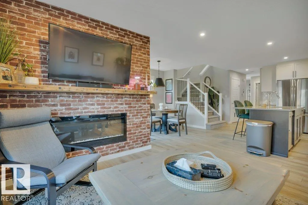14 ROLSTON Court