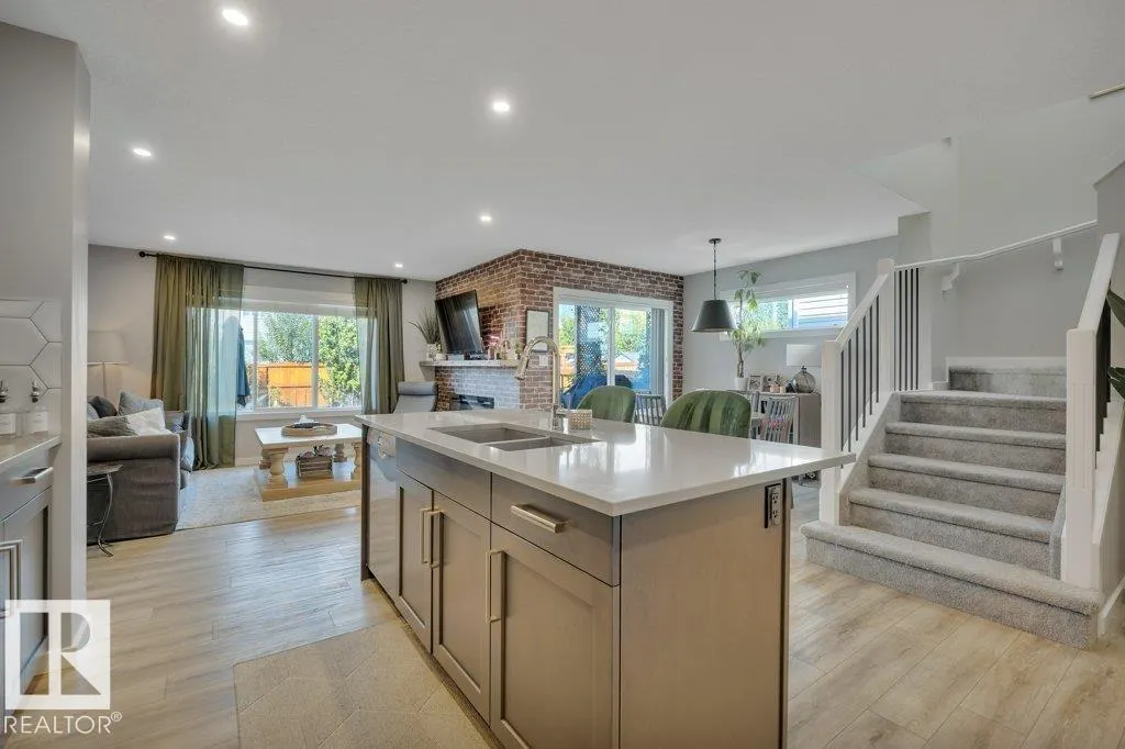 14 ROLSTON Court