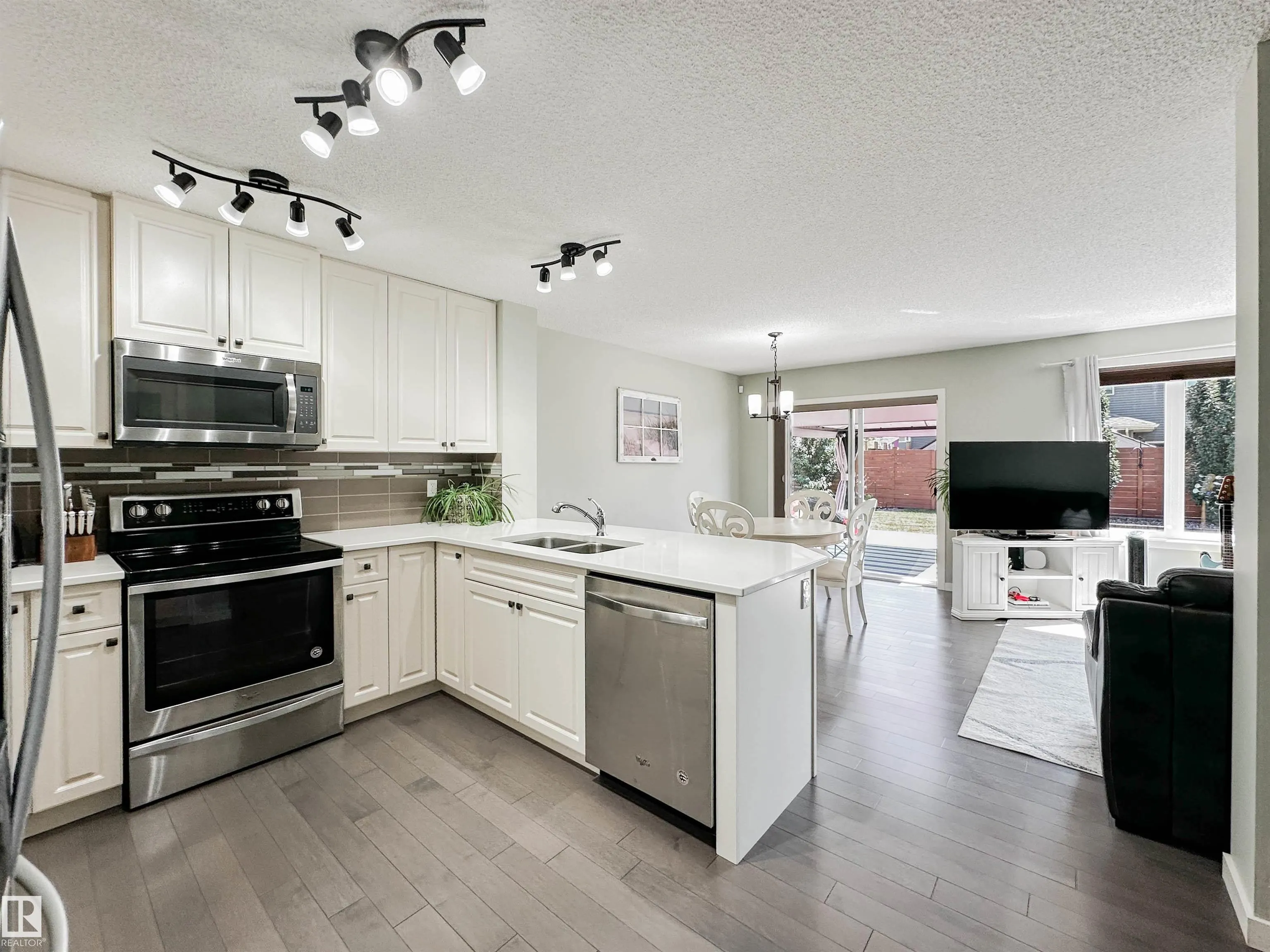25 JAMES Crescent