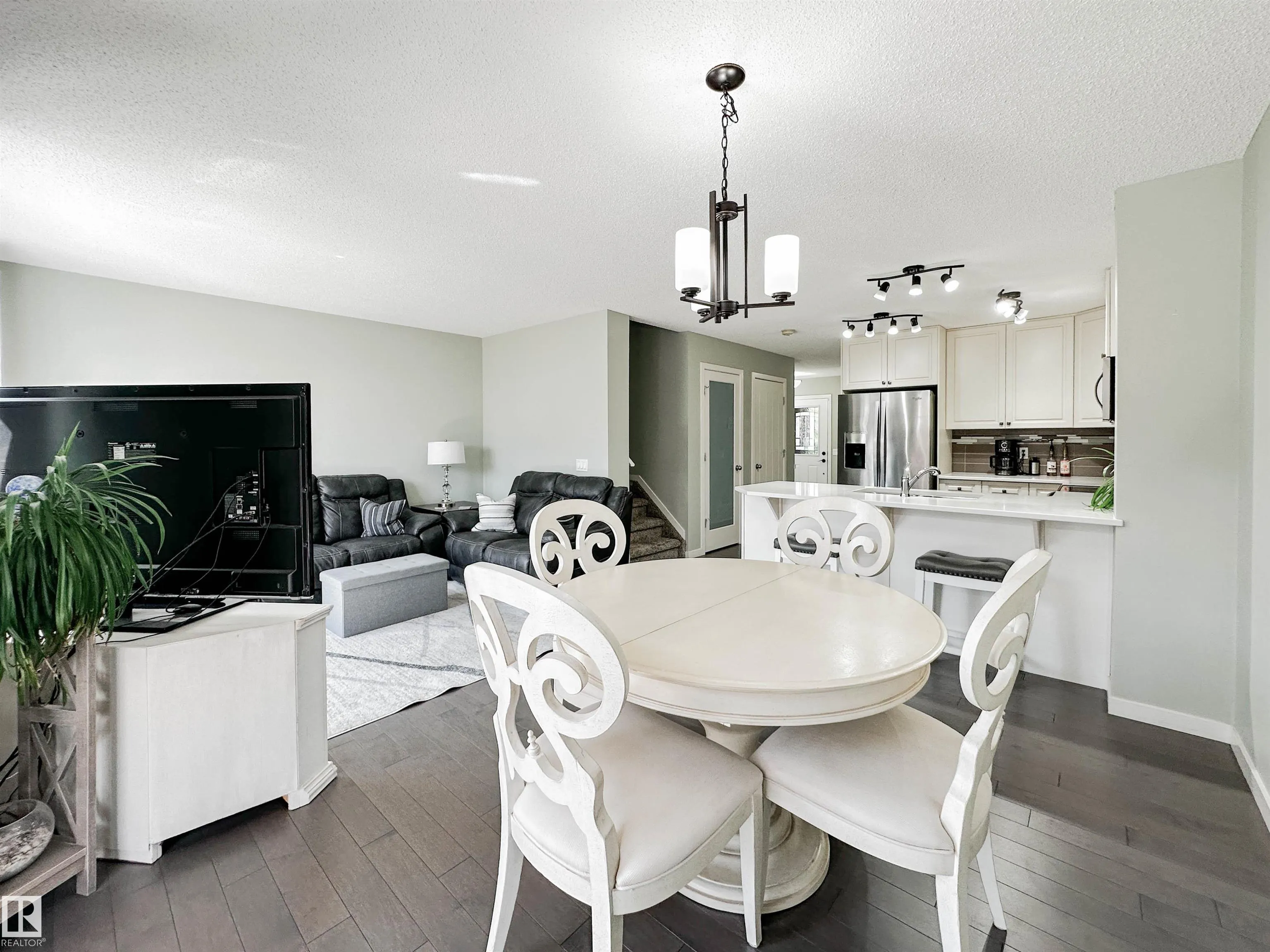 25 JAMES Crescent