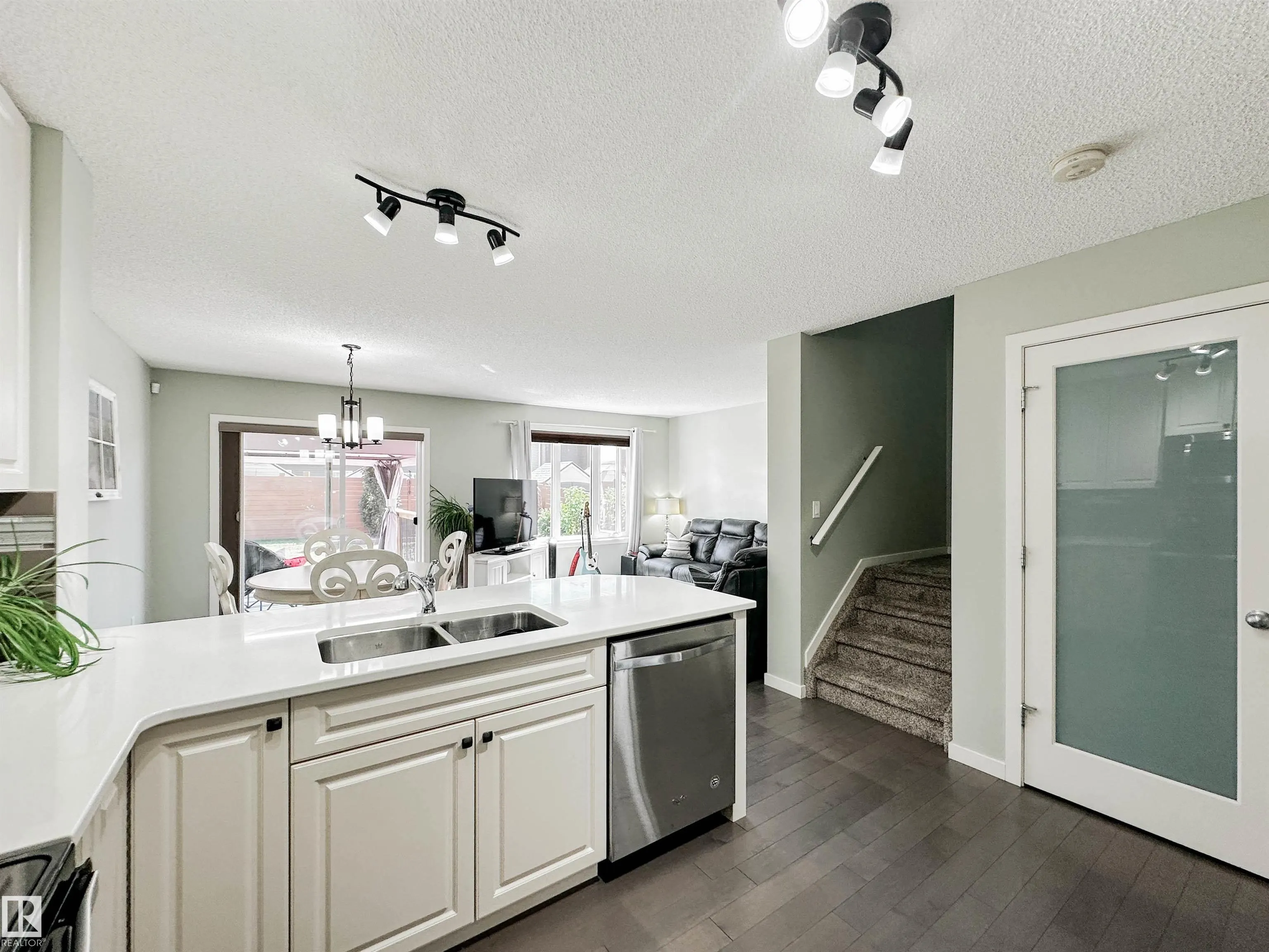 25 JAMES Crescent