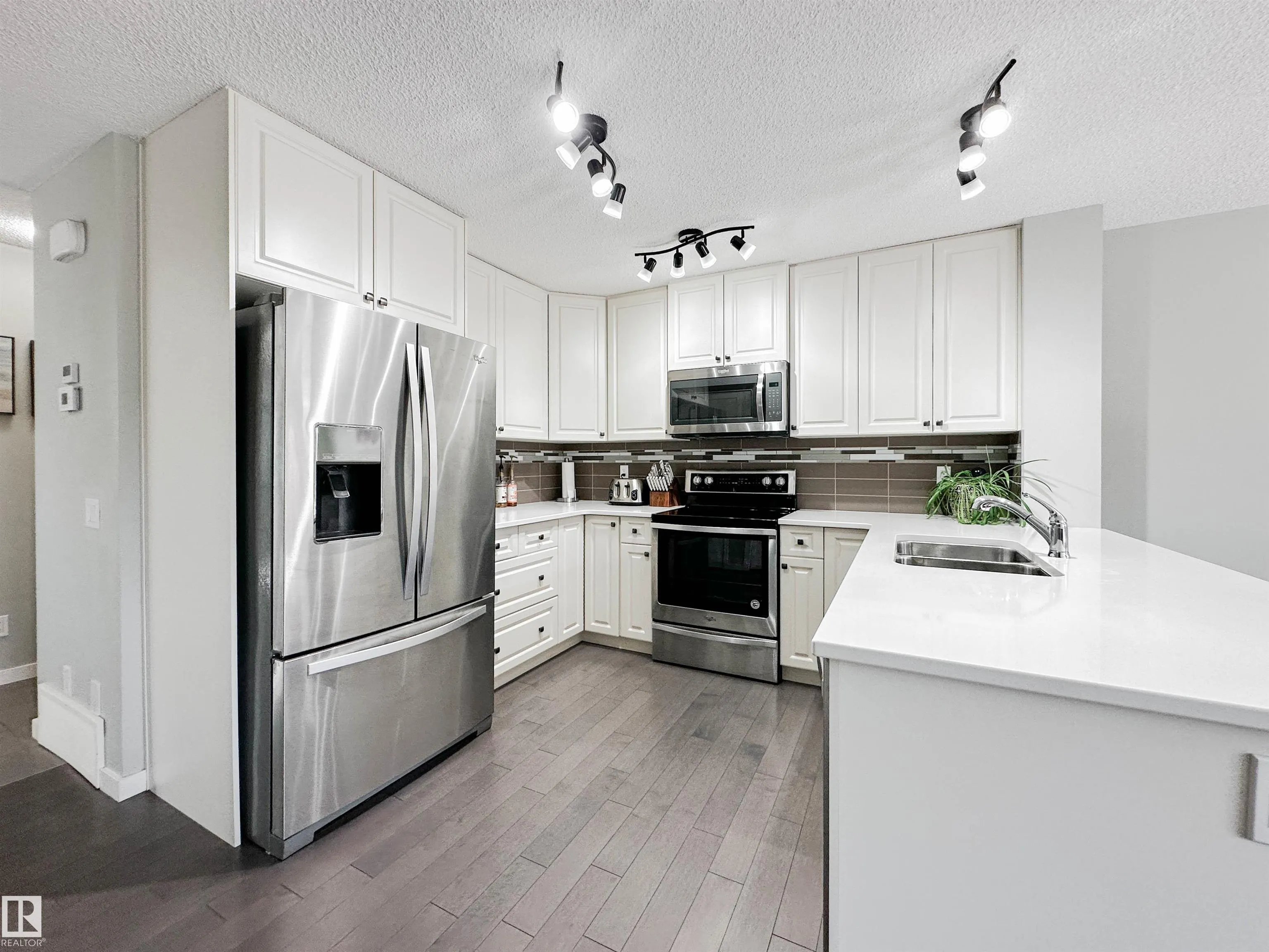 25 JAMES Crescent