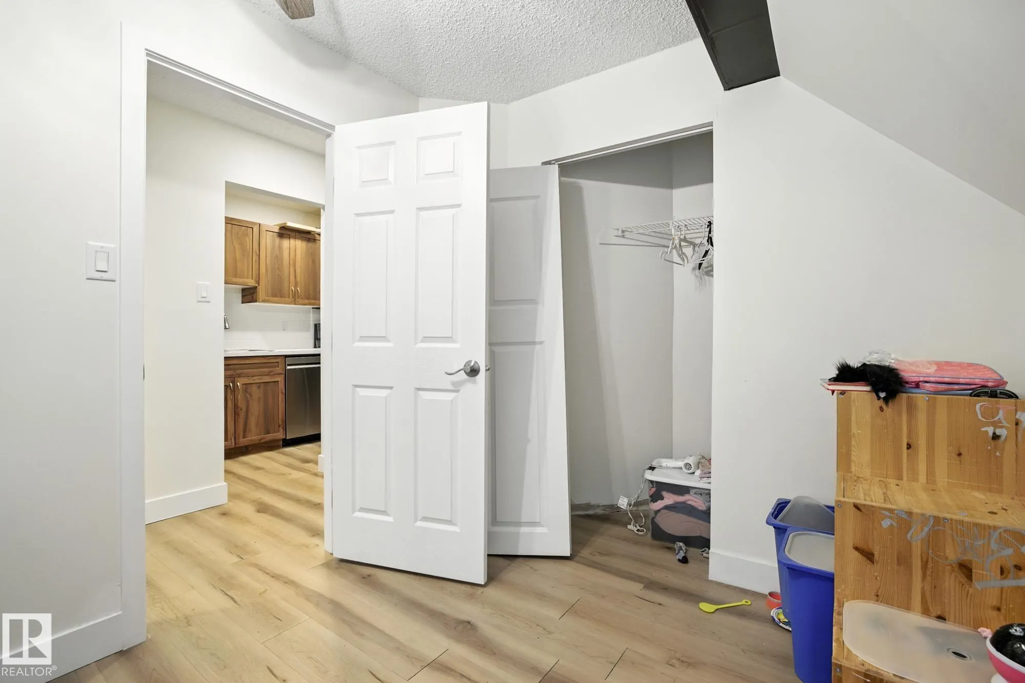 9043 TUDOR Glen