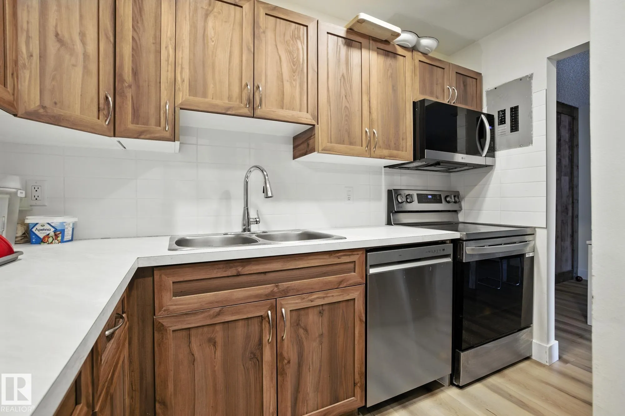 9043 TUDOR Glen