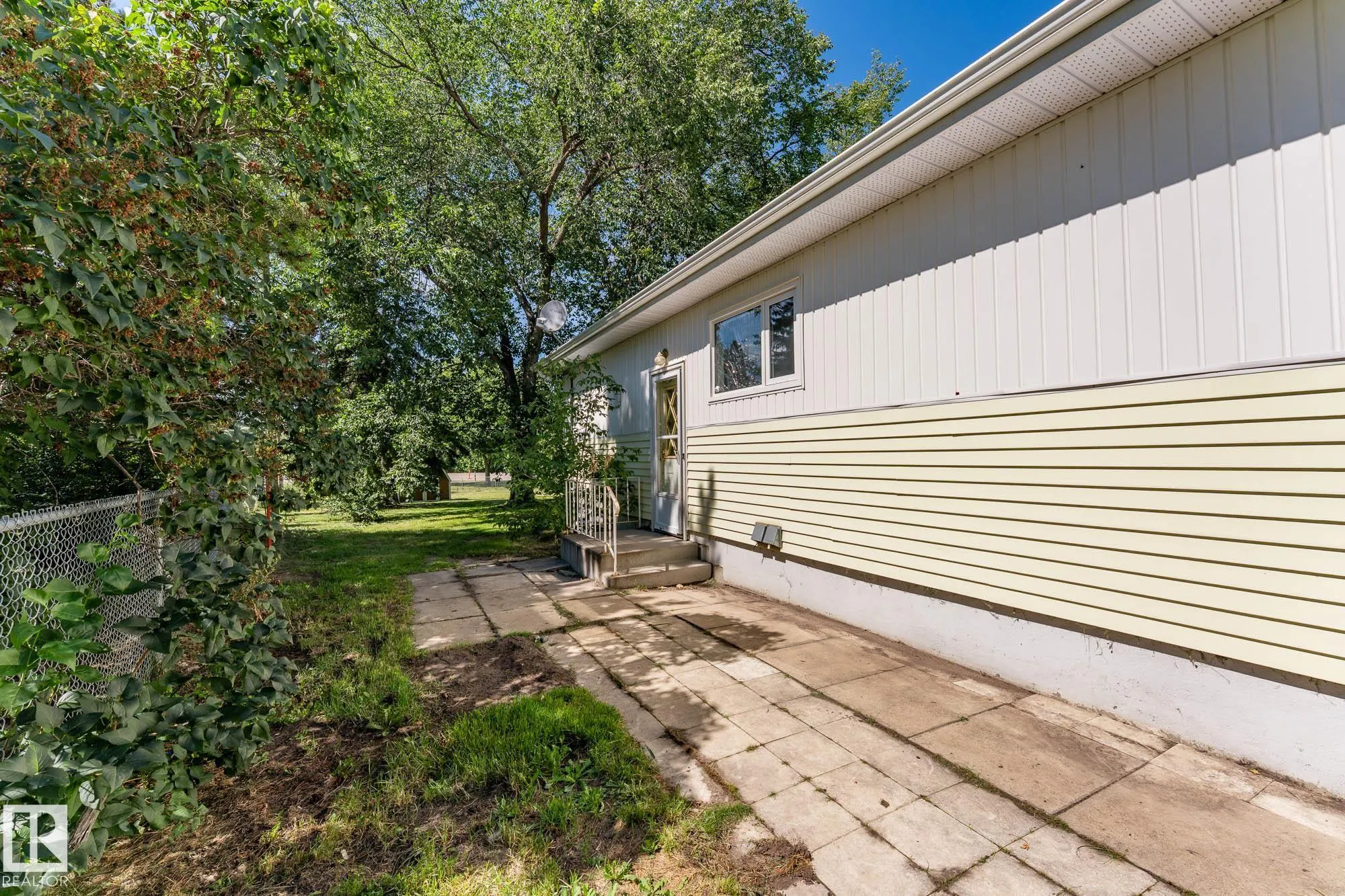 102 MAPLE Court