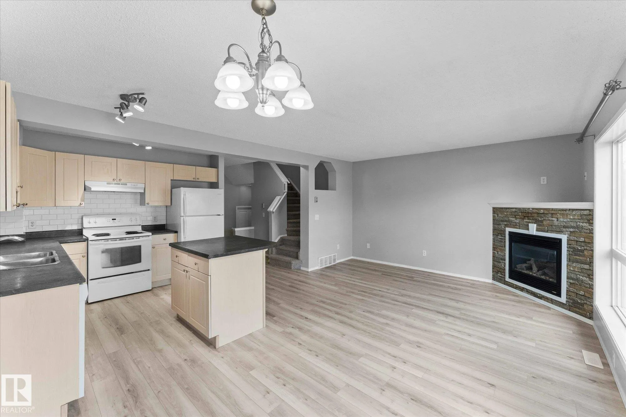 32 NEVIS Close