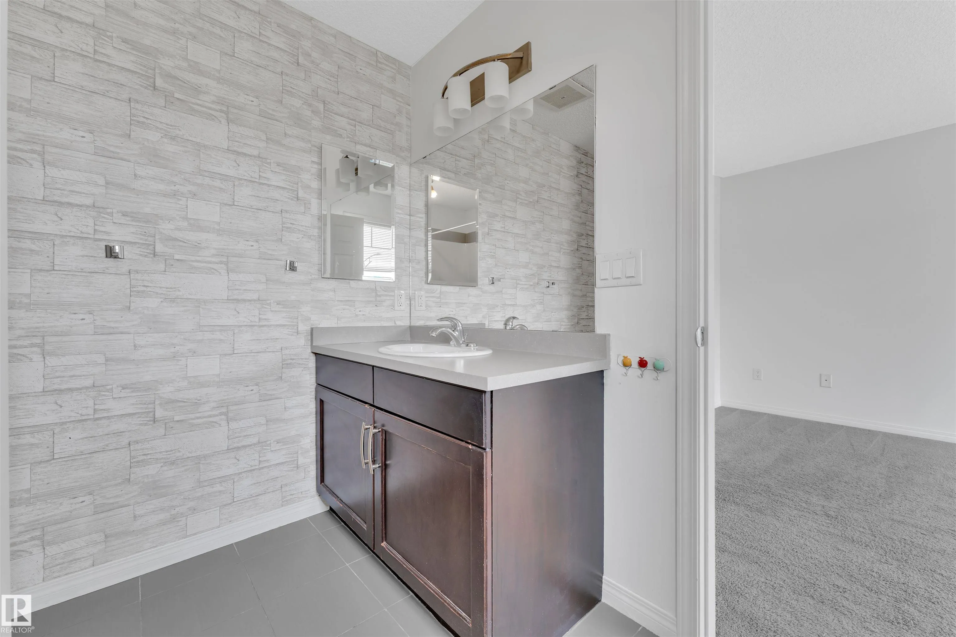 5405 CRABAPPLE Loop