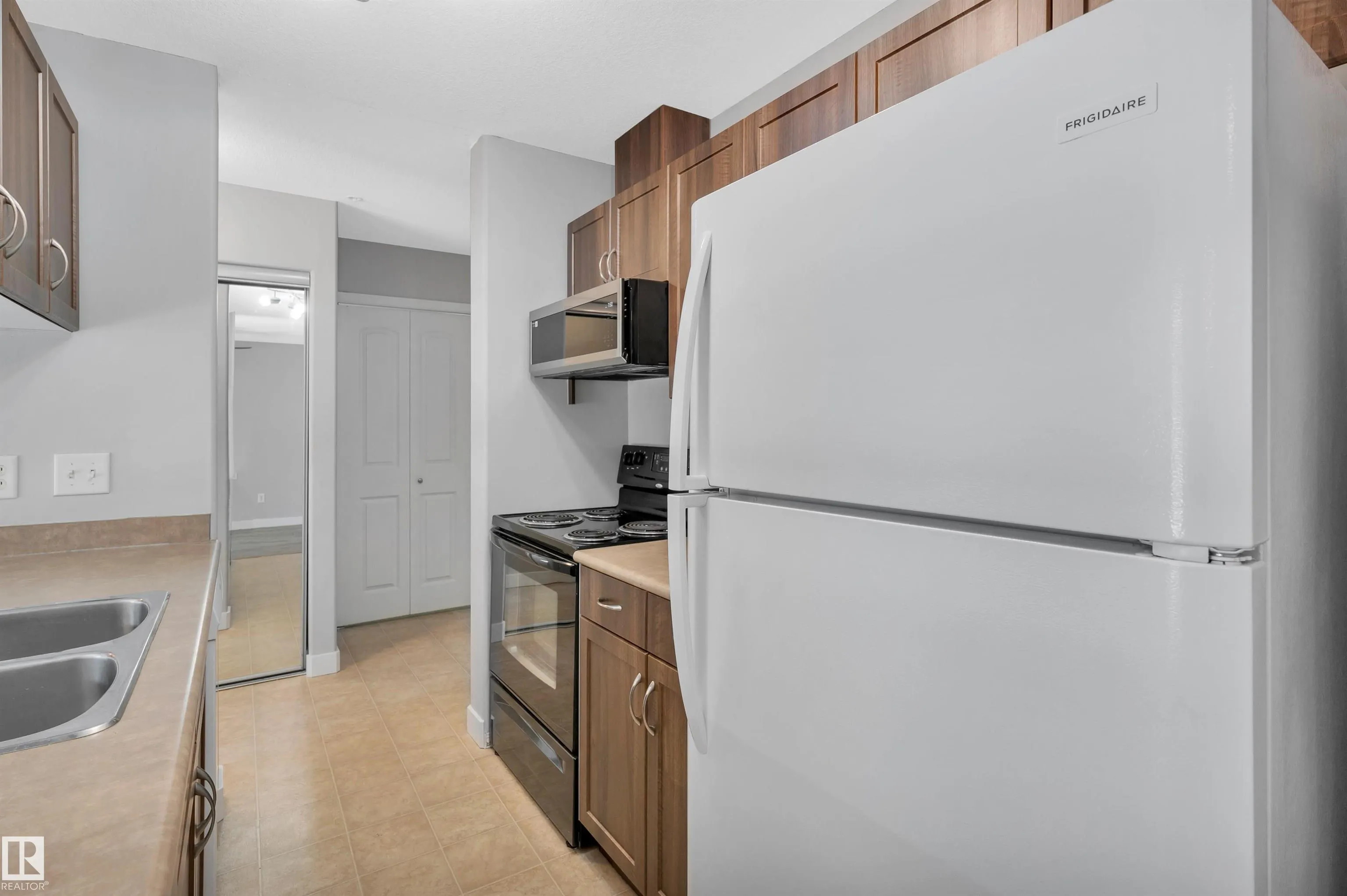 50 WOODSMERE Close