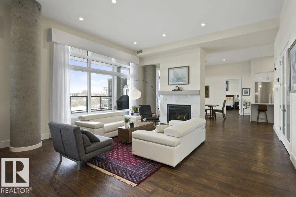 200 BELLEROSE Drive
