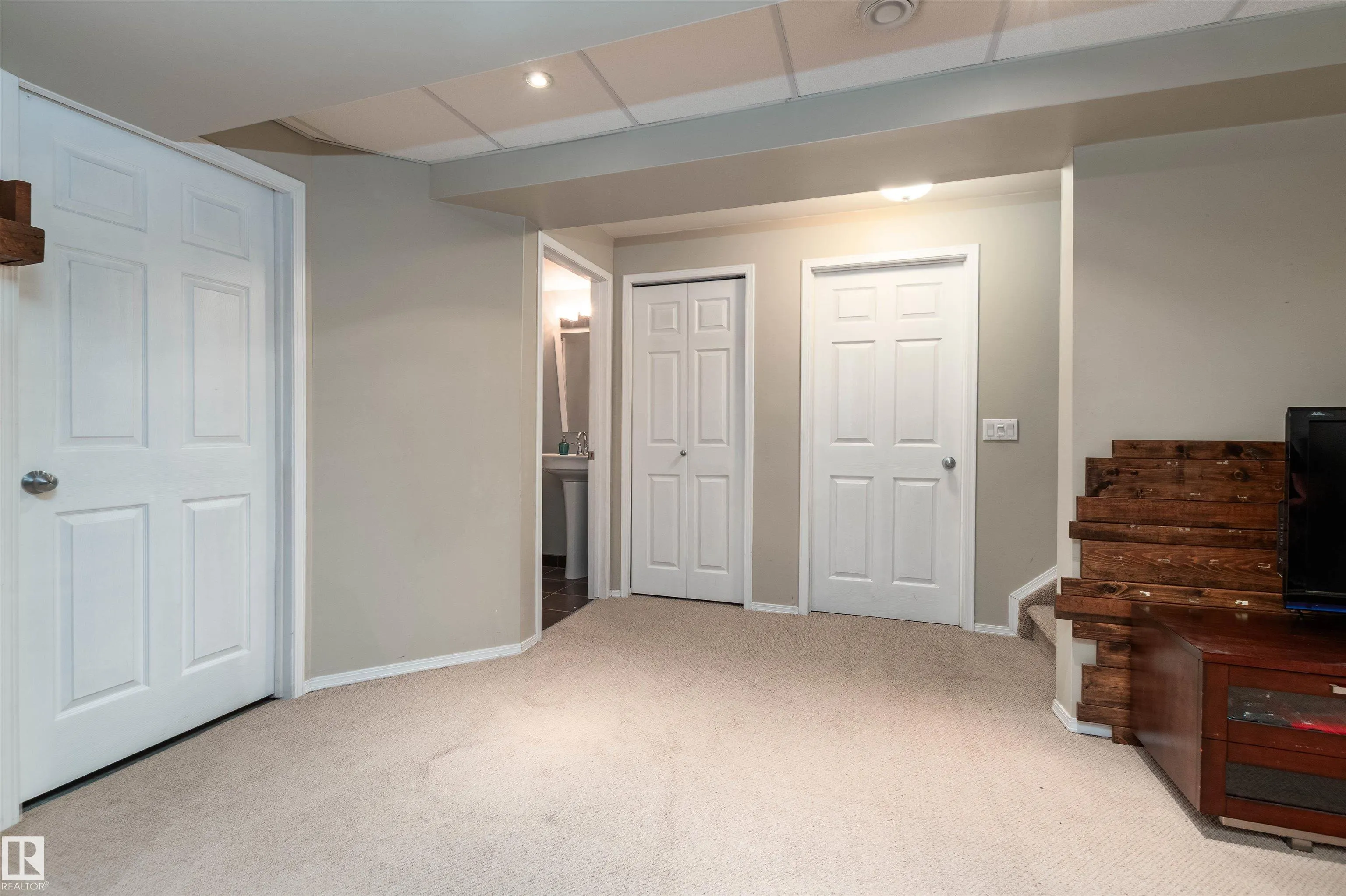 5 CARLYLE Crescent