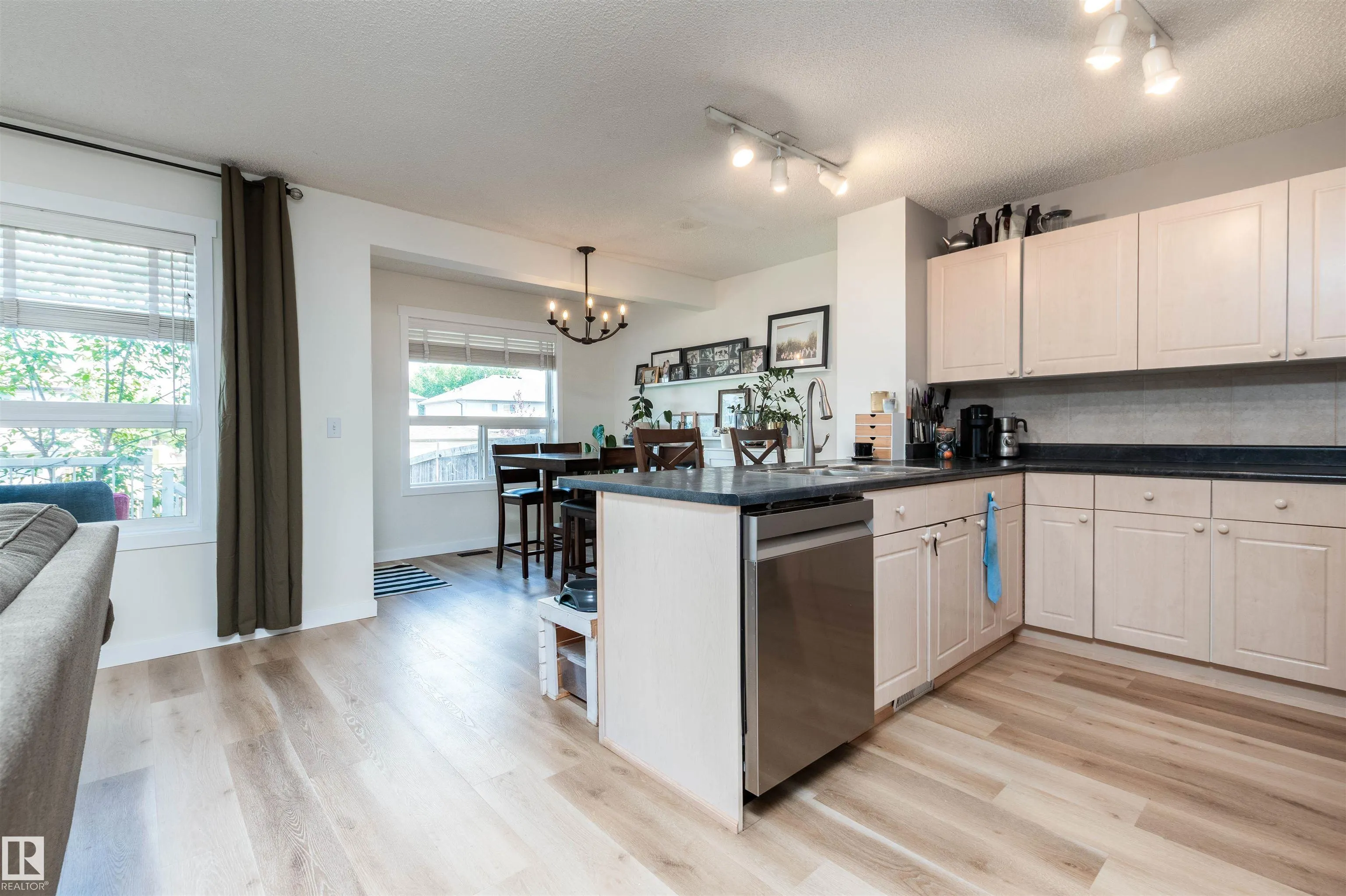 5 CARLYLE Crescent