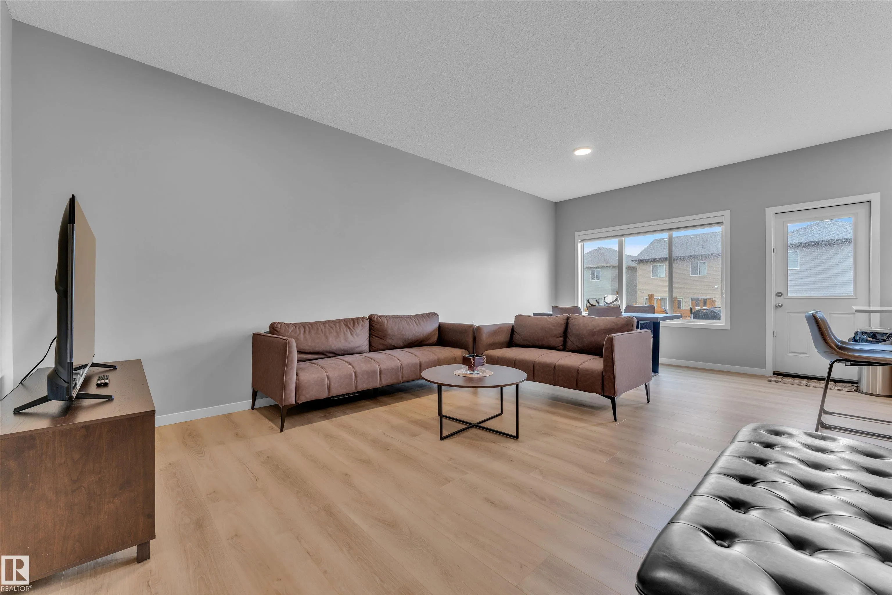 8880 CARSON Way