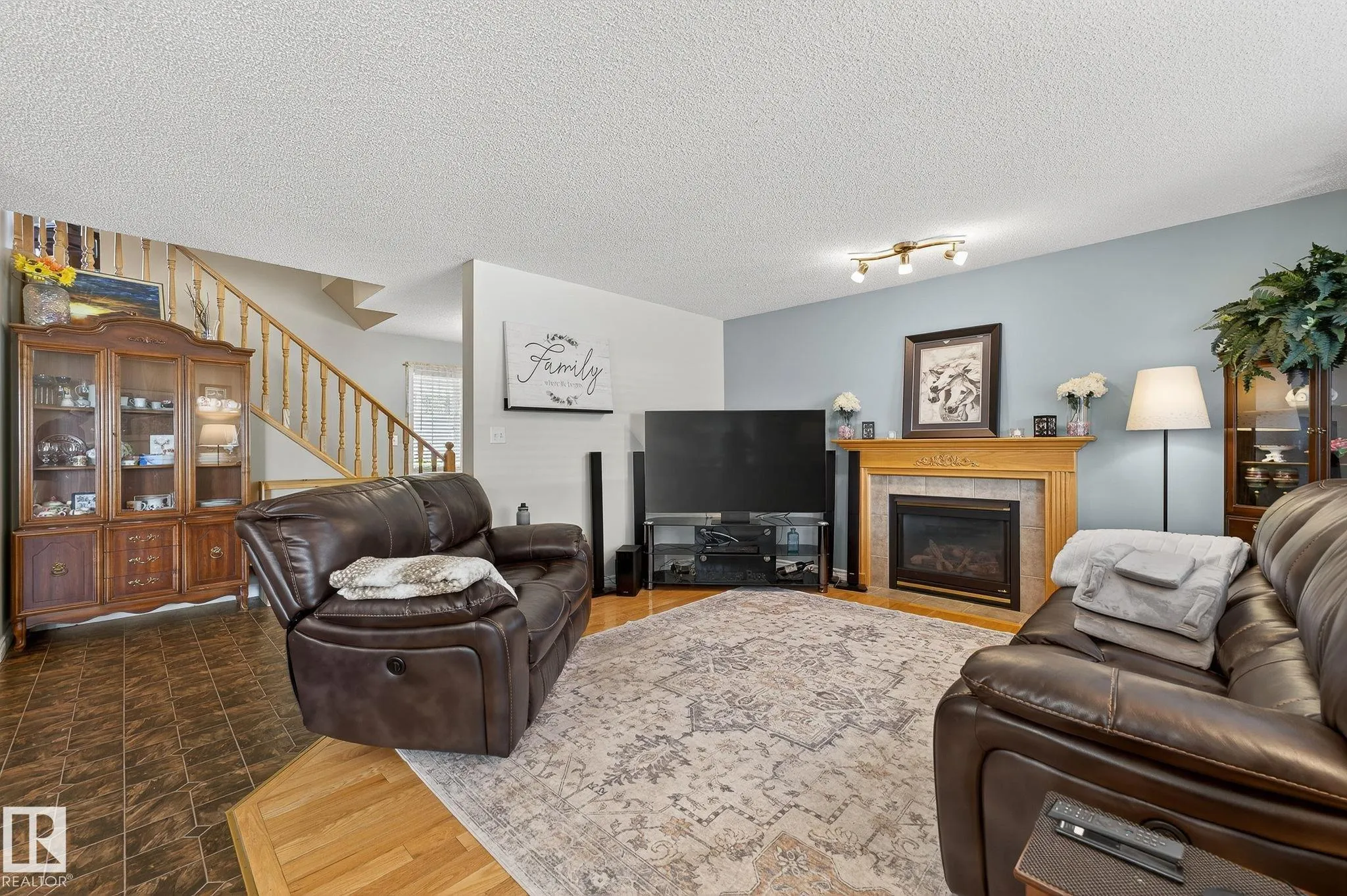 26 WOODBEND Way