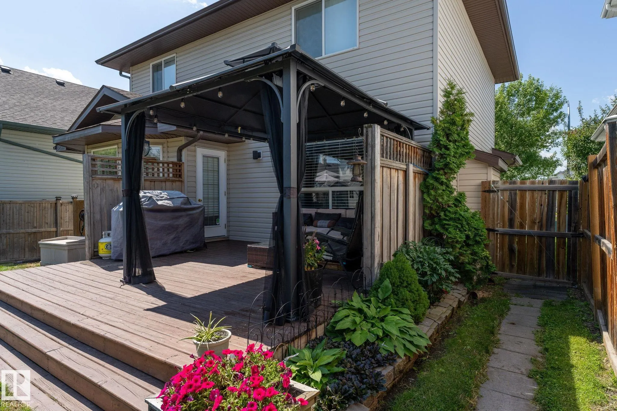 26 WOODBEND Way