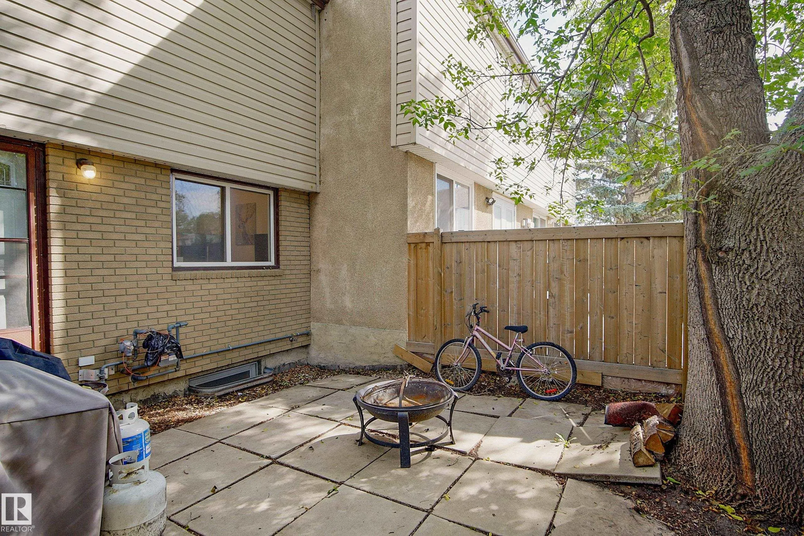 77 GRANDIN Village