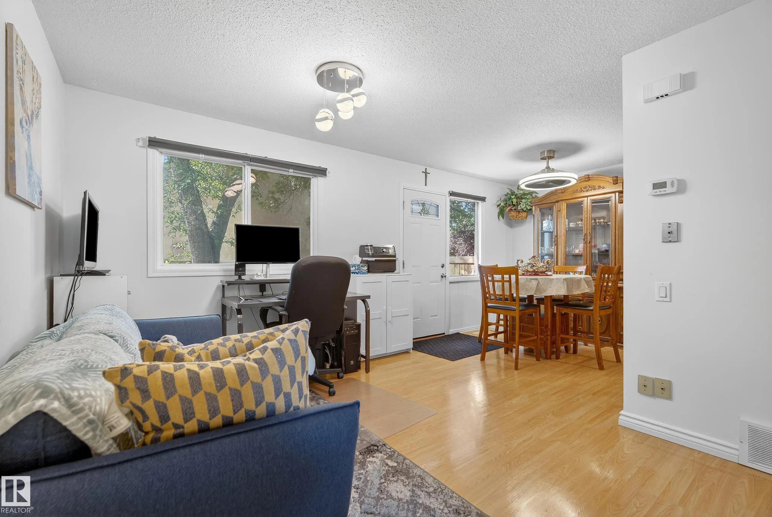 77 GRANDIN Village