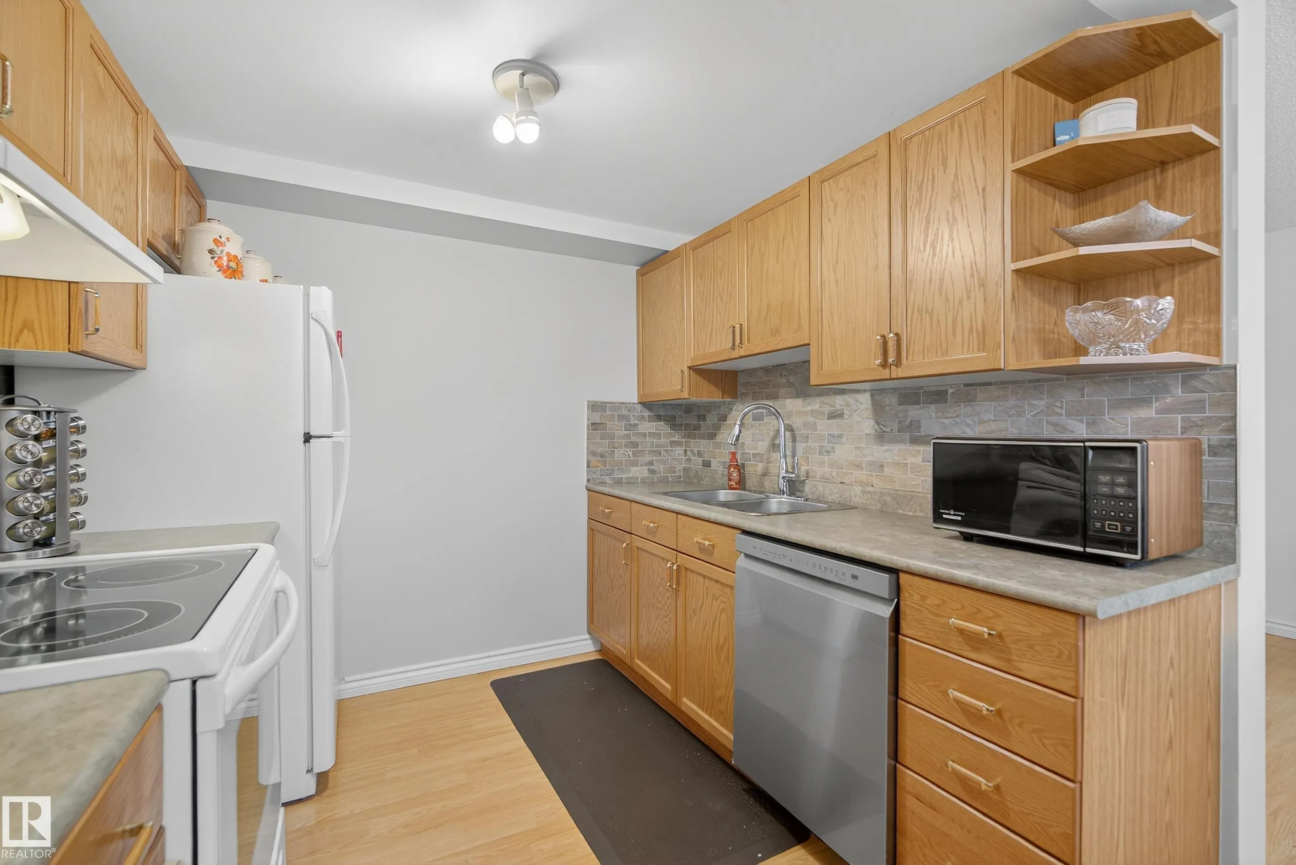 77 GRANDIN Village