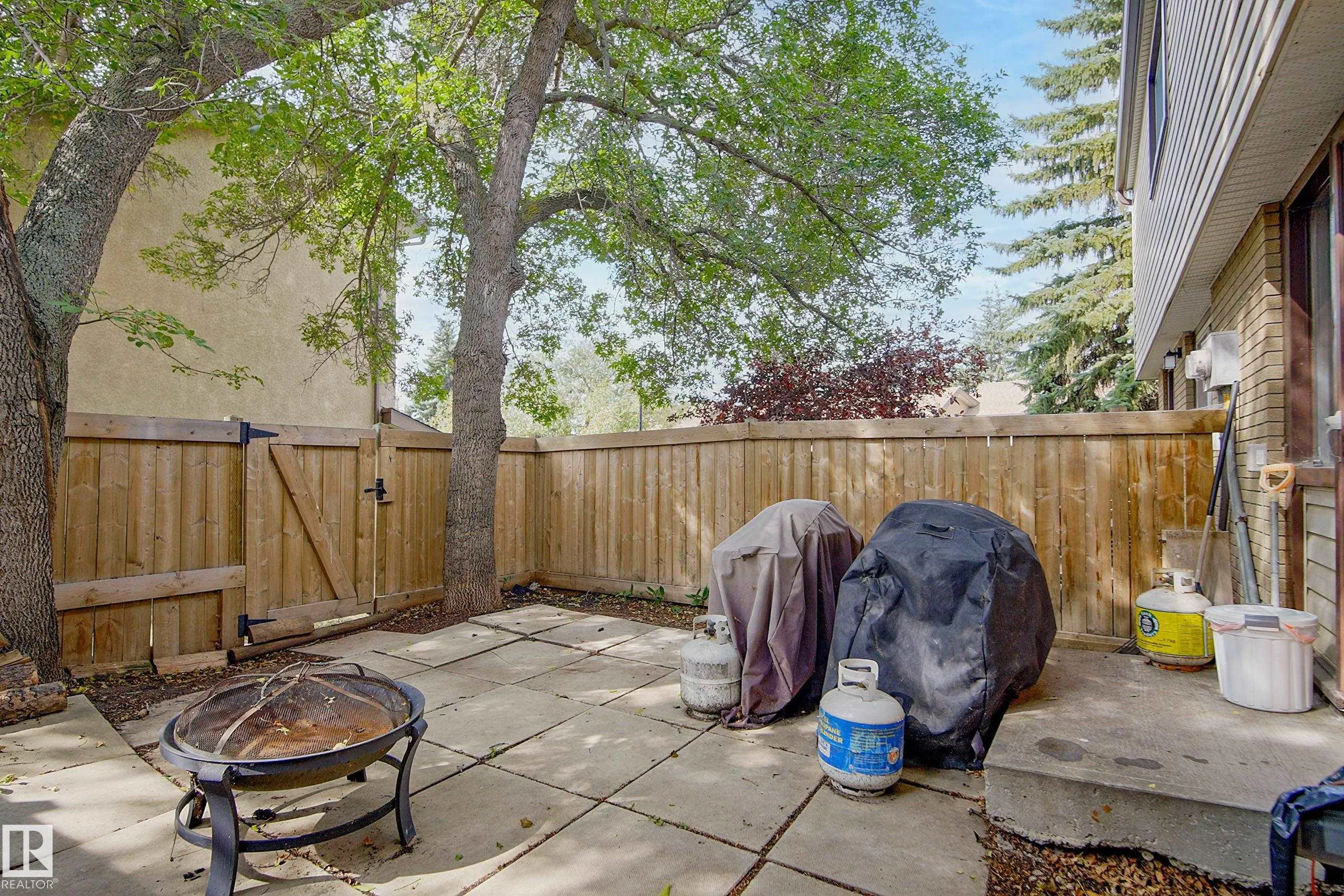 77 GRANDIN Village