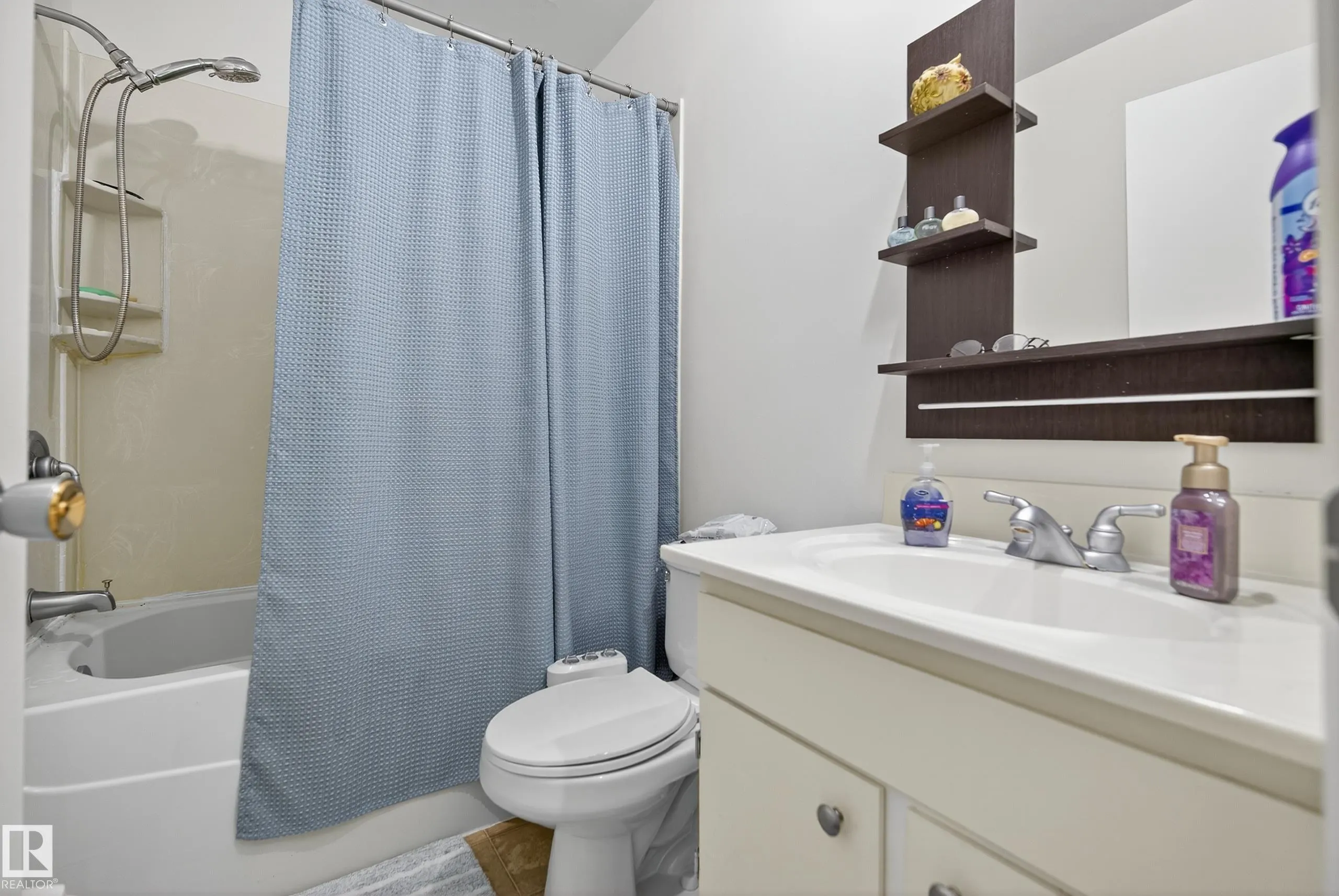 77 GRANDIN Village