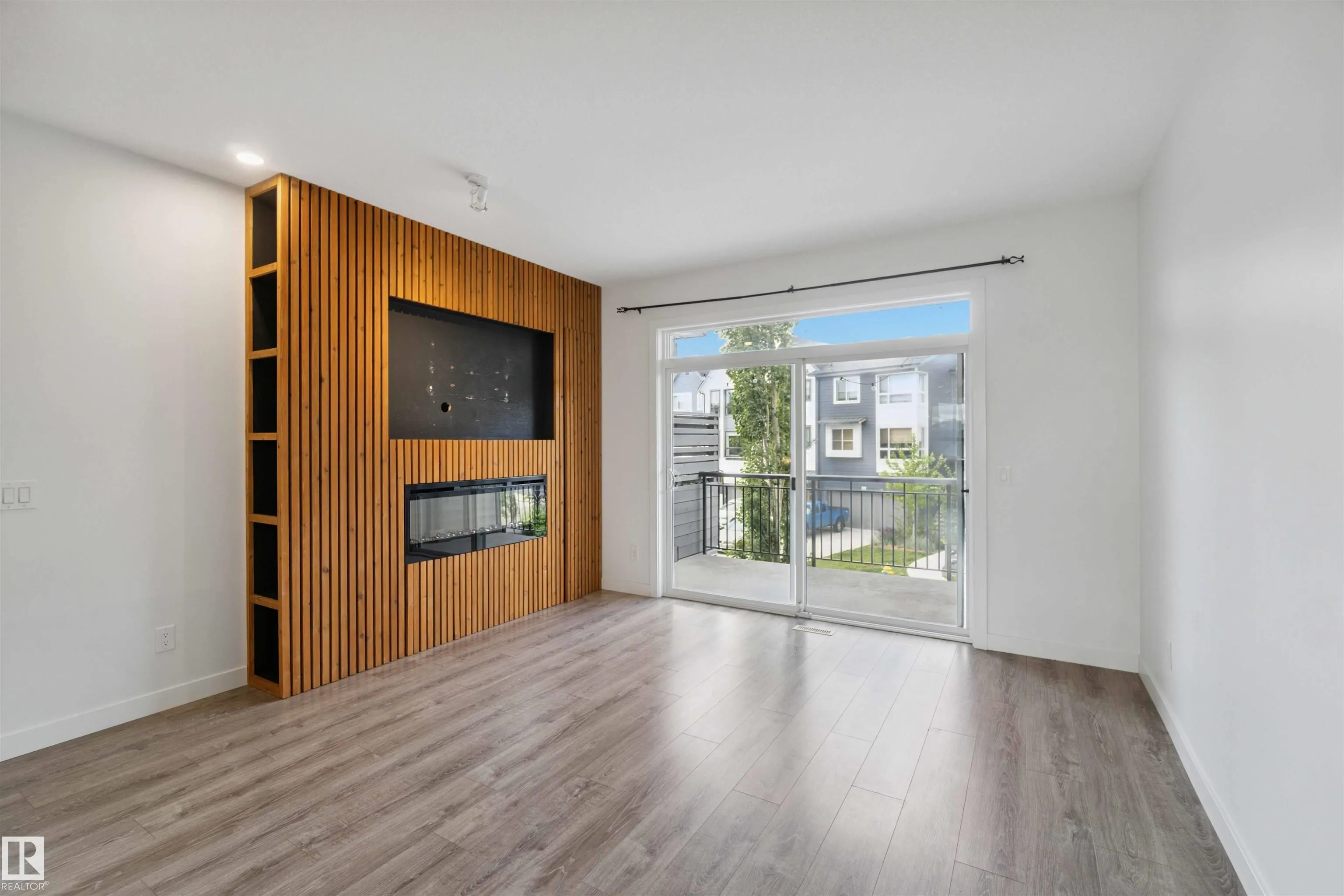 100 JENSEN LAKES Boulevard