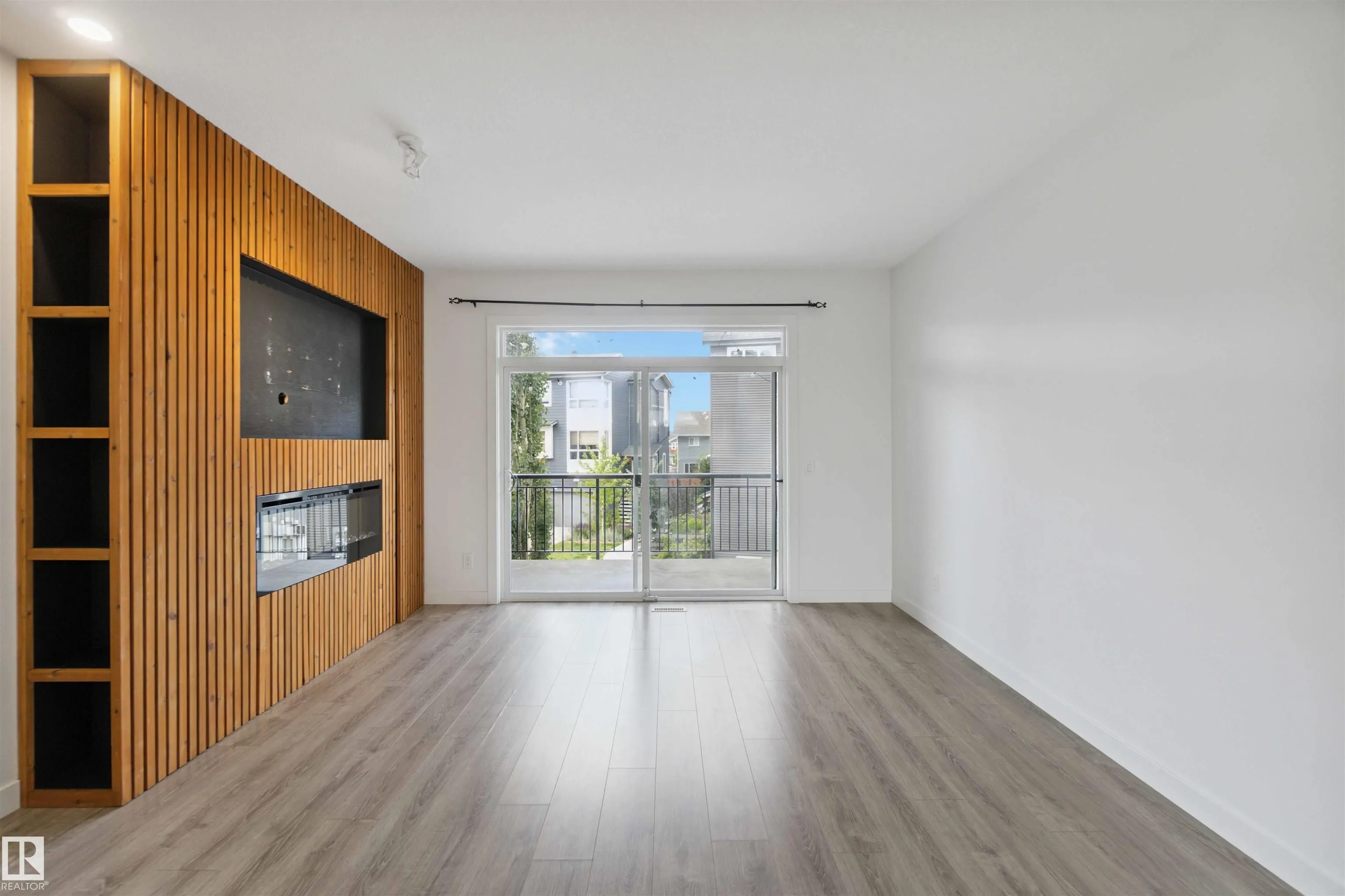 100 JENSEN LAKES Boulevard