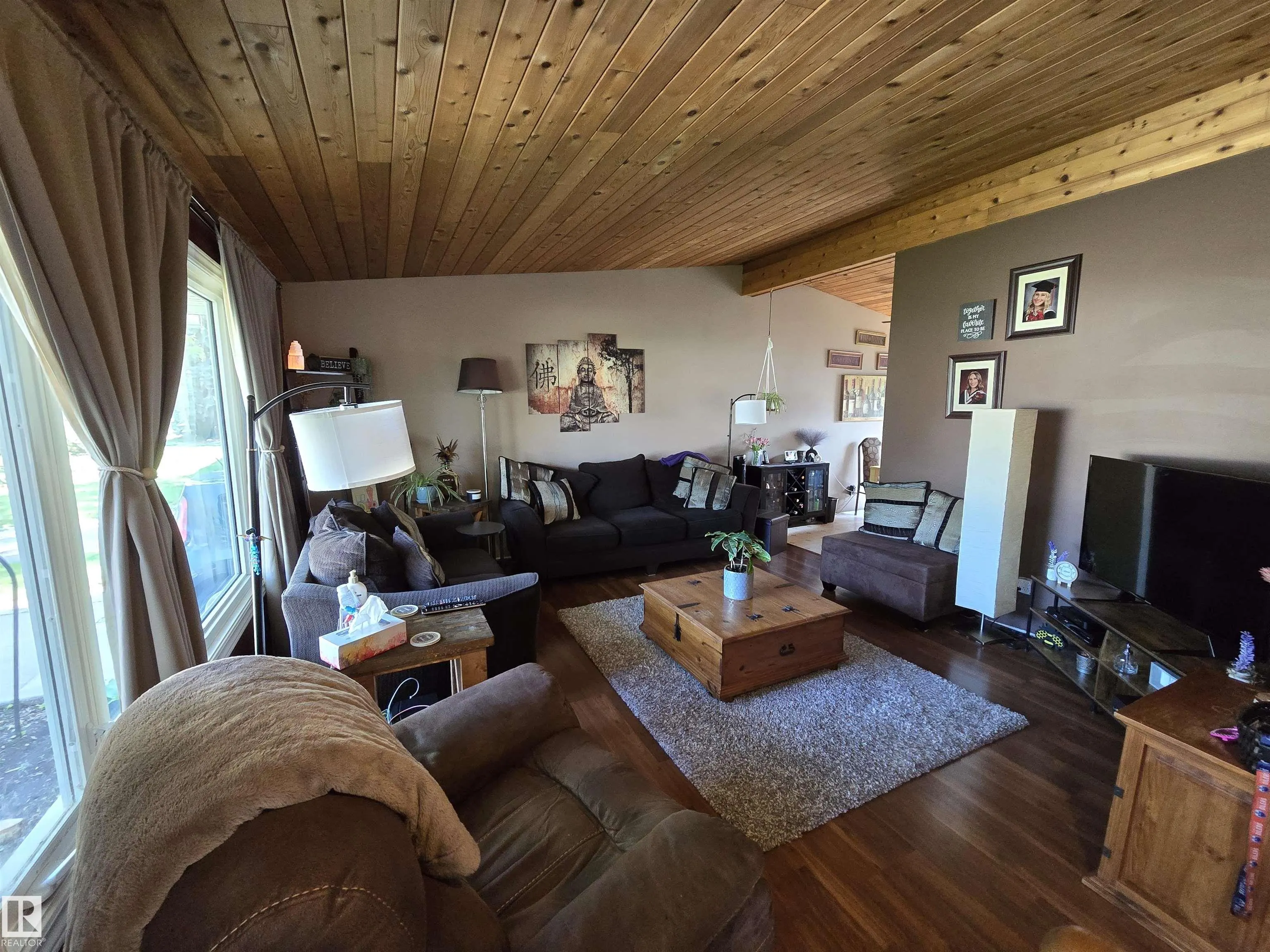 48 MEADOWOOD Crescent